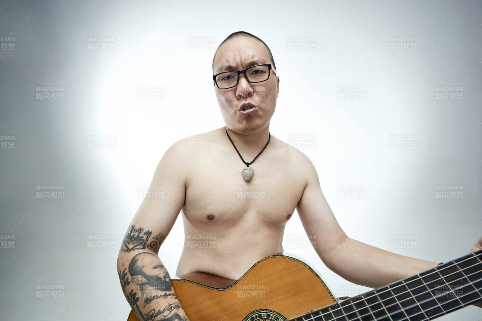 示范演奏古典吉他的亞洲男性樂手人像