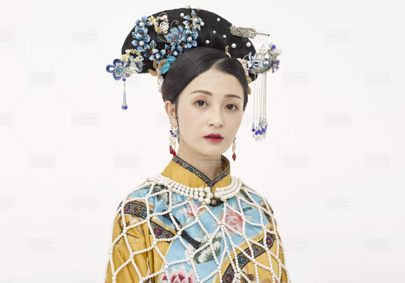 白色背景下的清代女性古裝造型清朝古裝