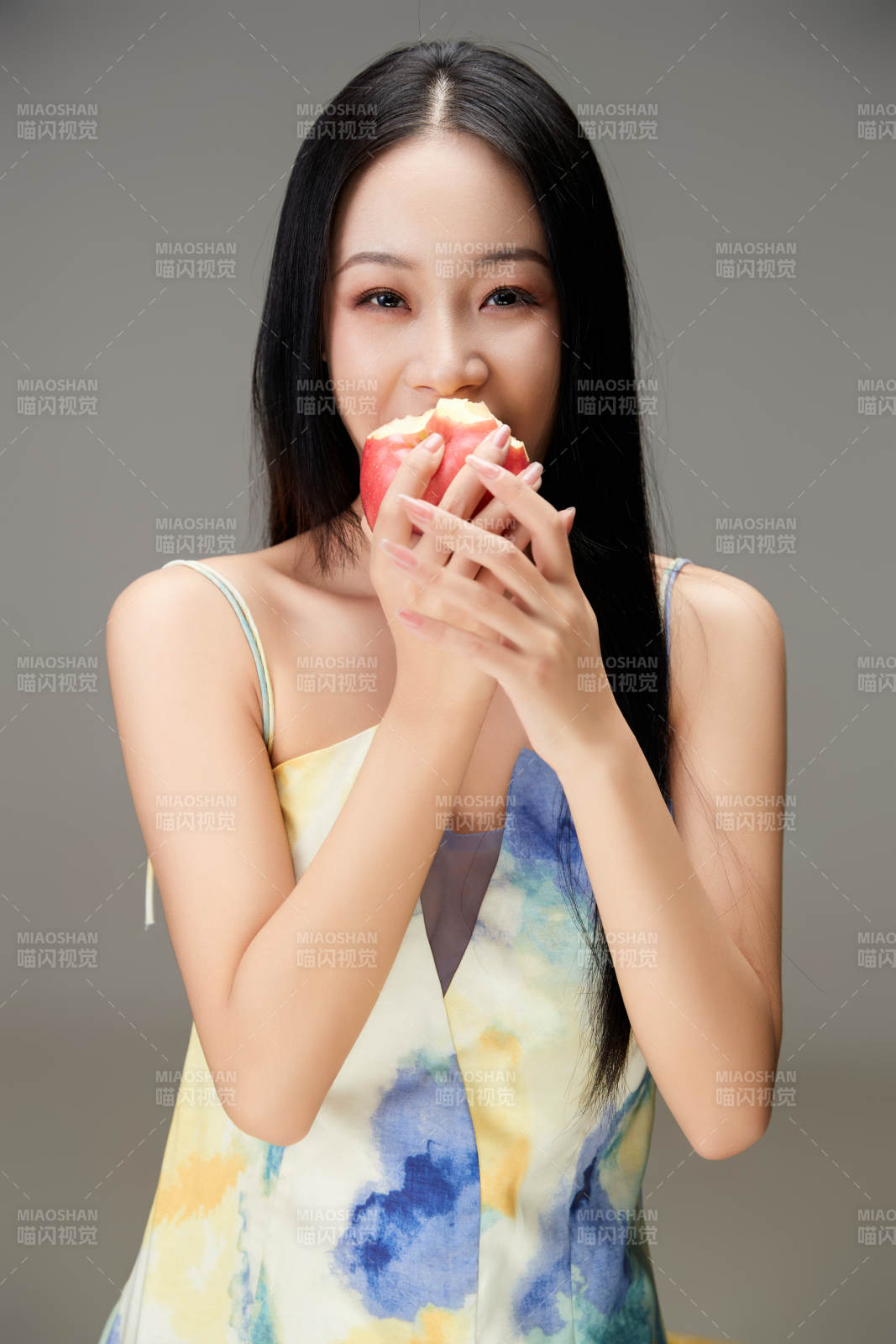 吃水果的亞洲東方長發少女