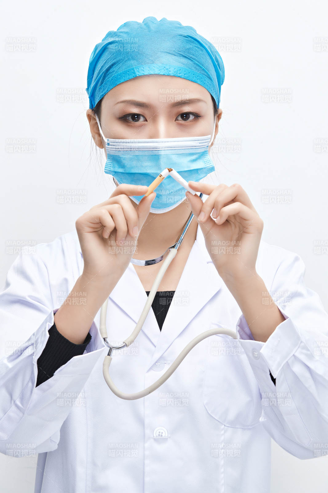 白色背景下傳遞傳遞吸煙有害健康信息的醫生