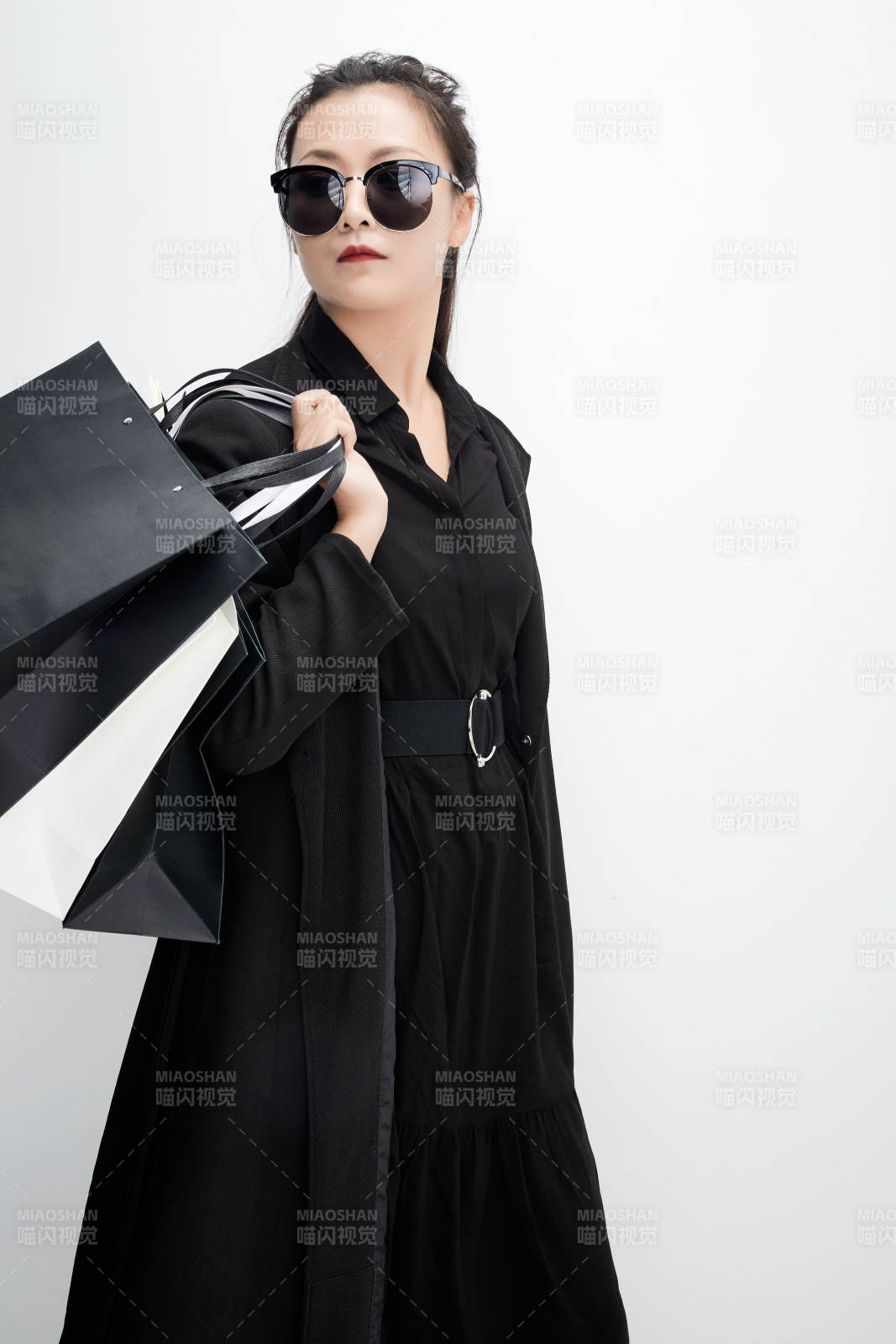 白色背景下手提購物袋時(shí)尚美麗的亞洲少女