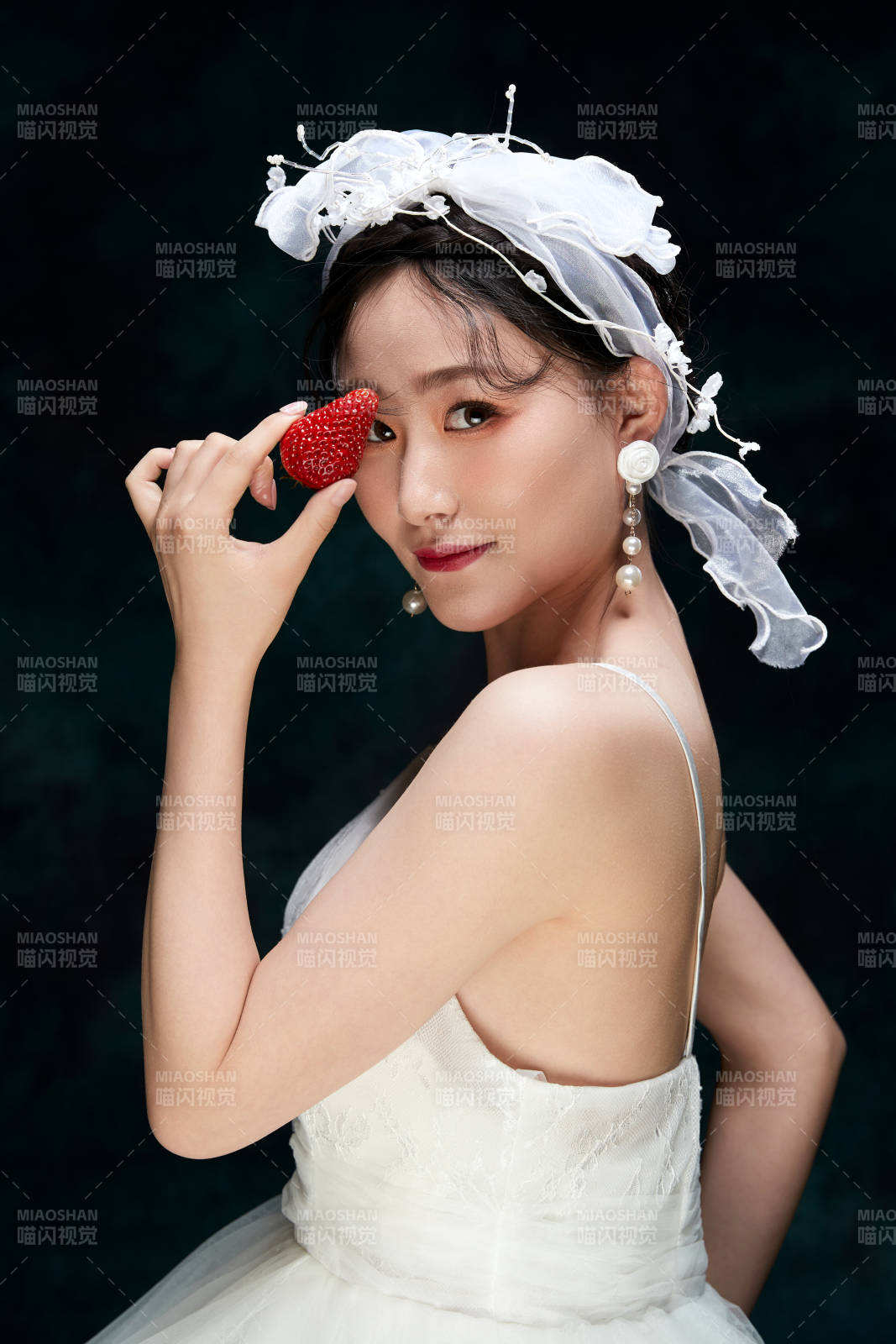 黑色背景下的女性復古婚紗妝面