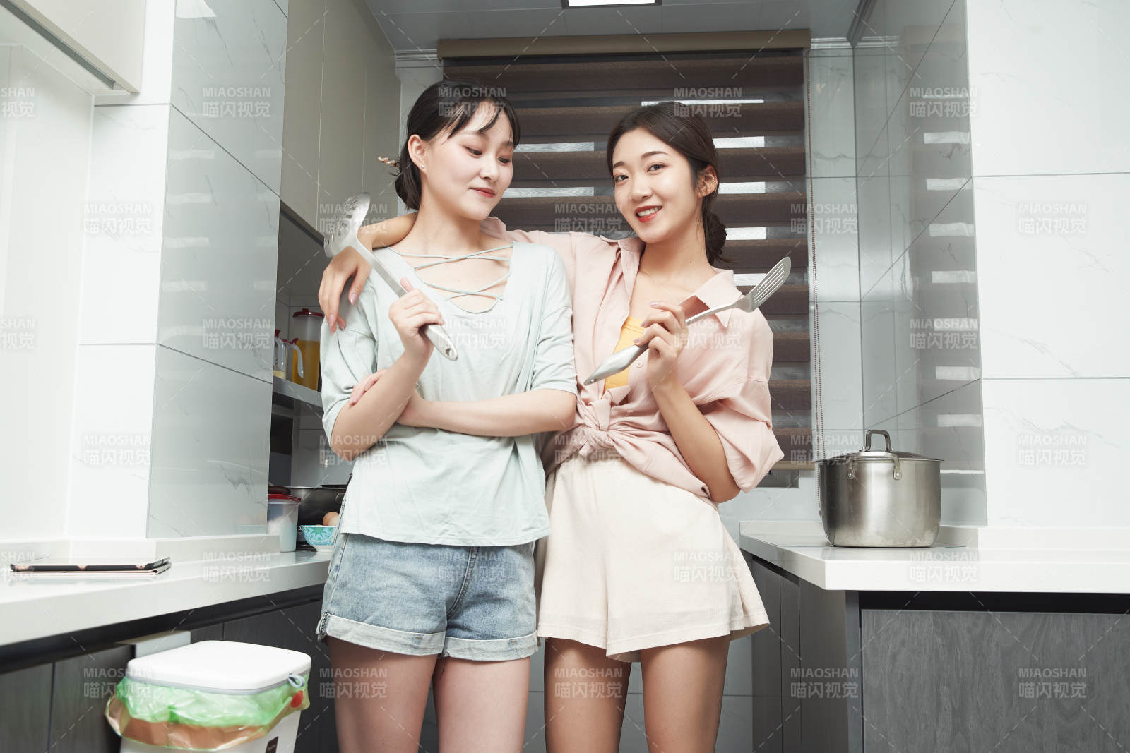 在廚房烹飪美食的亞洲閨蜜少女