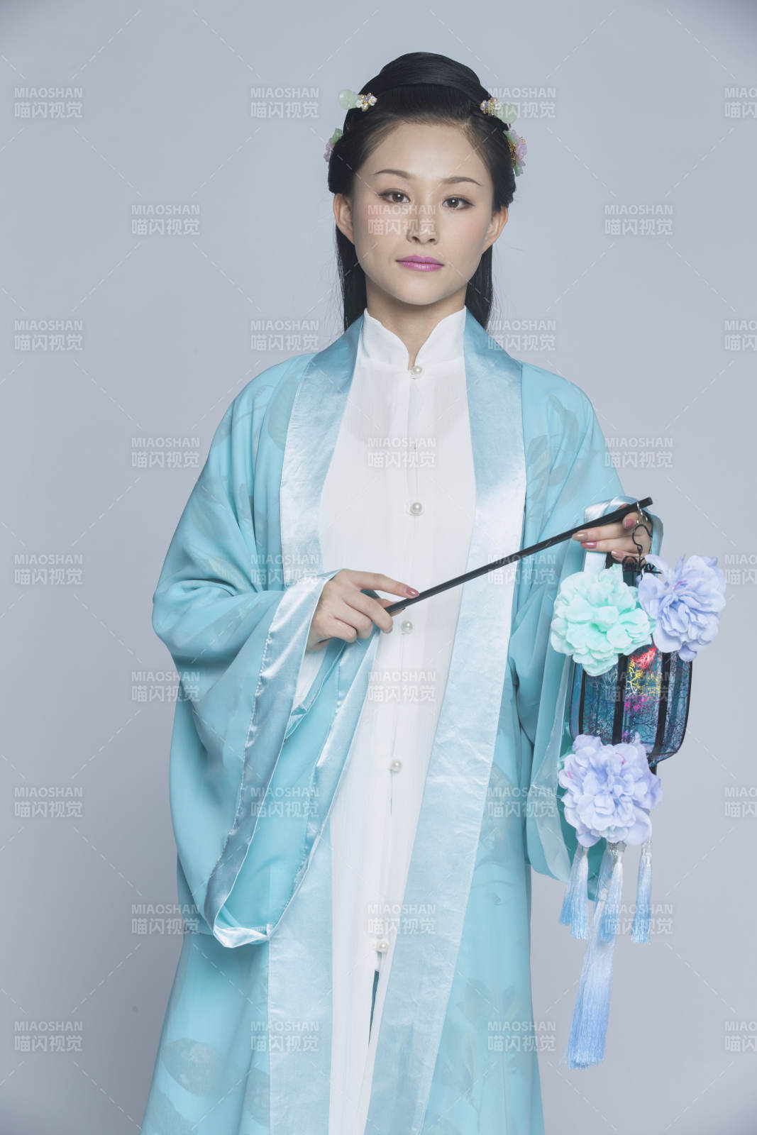 身穿古裝的漢服女性人像漢服影棚拍攝