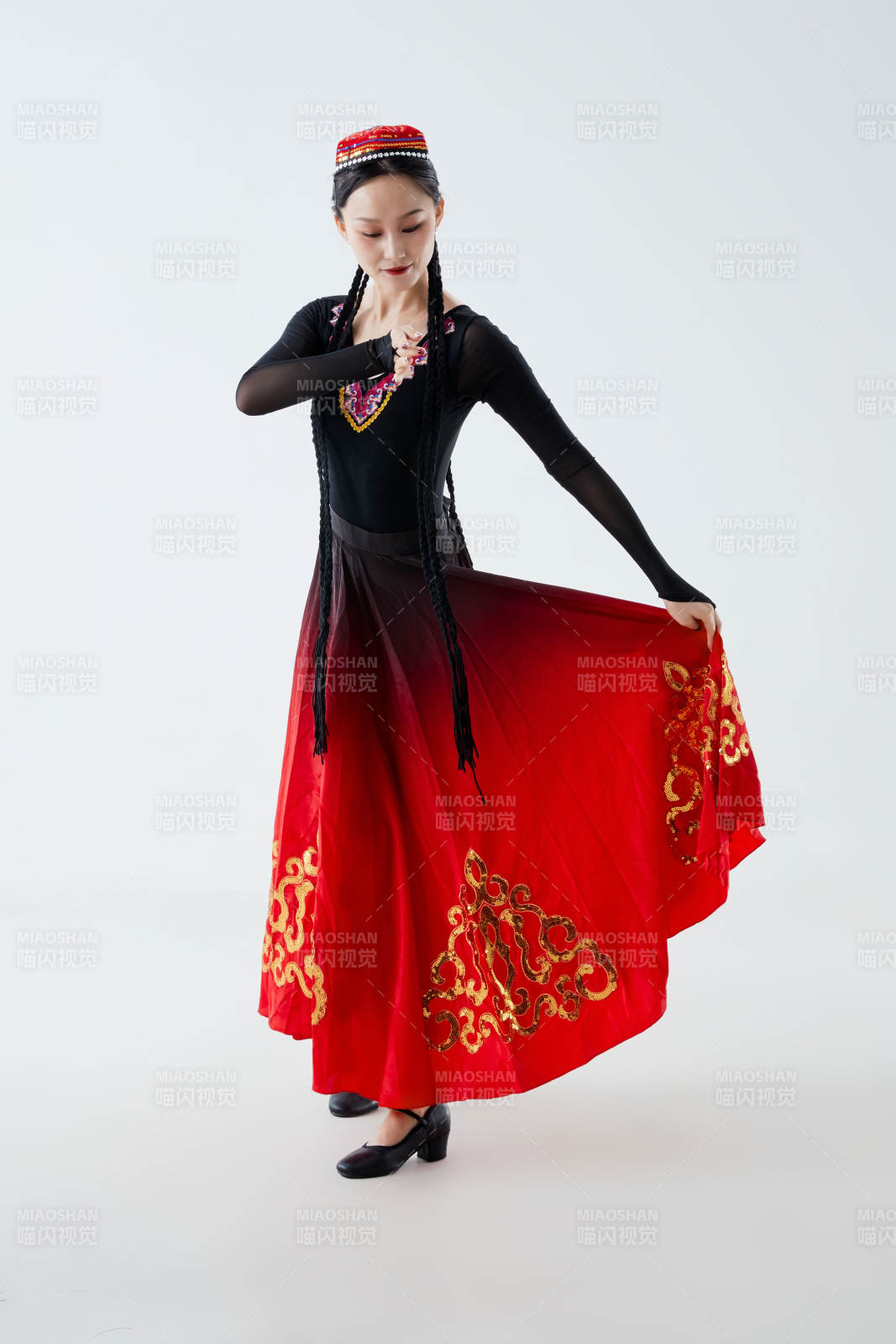 穿著新疆維吾爾族服飾跳舞的少女