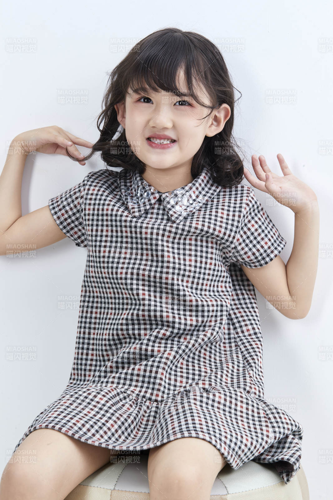 白色色背景的可愛的亞洲小女孩兒童