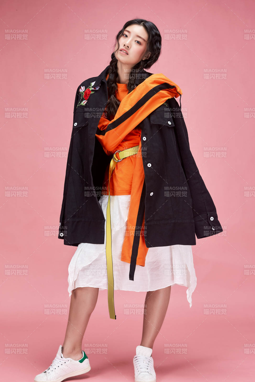 攝影棚拍攝的時尚亞洲女性模特