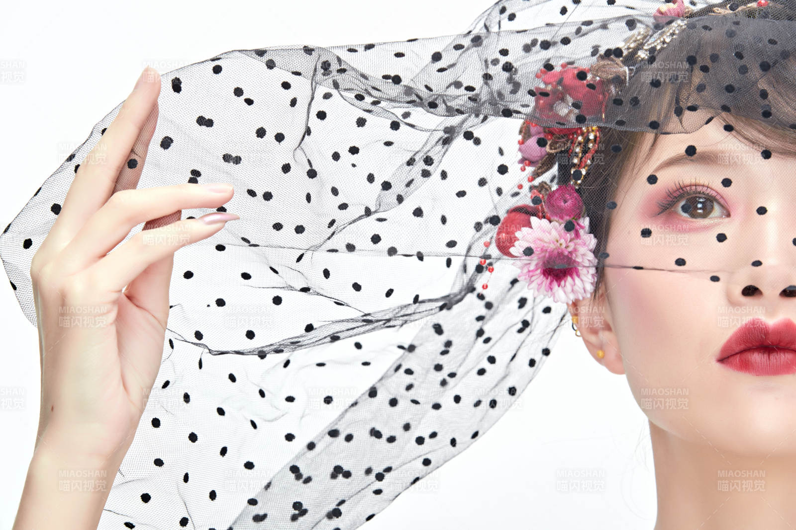 白色背景下的新娘彩妝美女人像