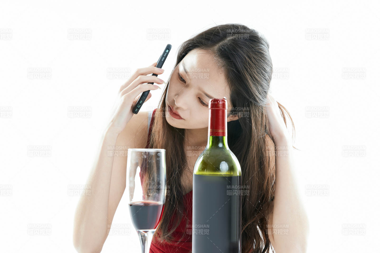 獨自品嘗紅酒的亞洲女性