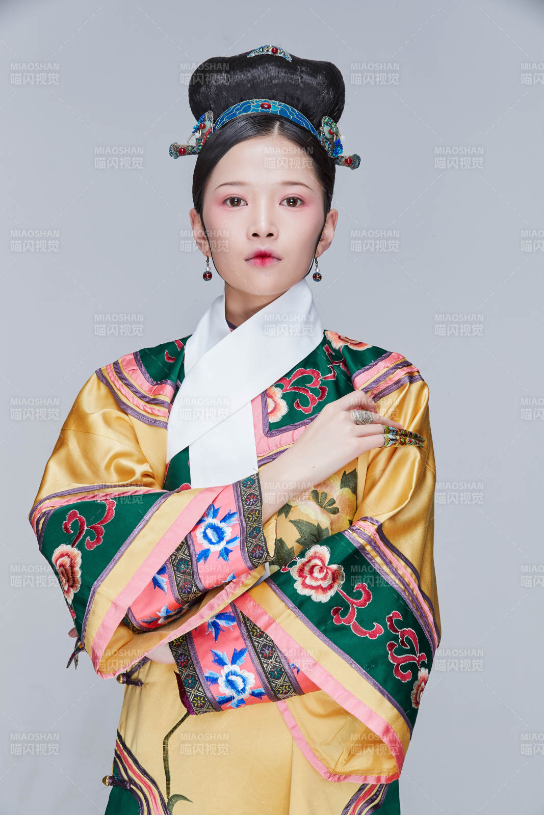 白色背景下的清代女性古裝造型清朝古裝