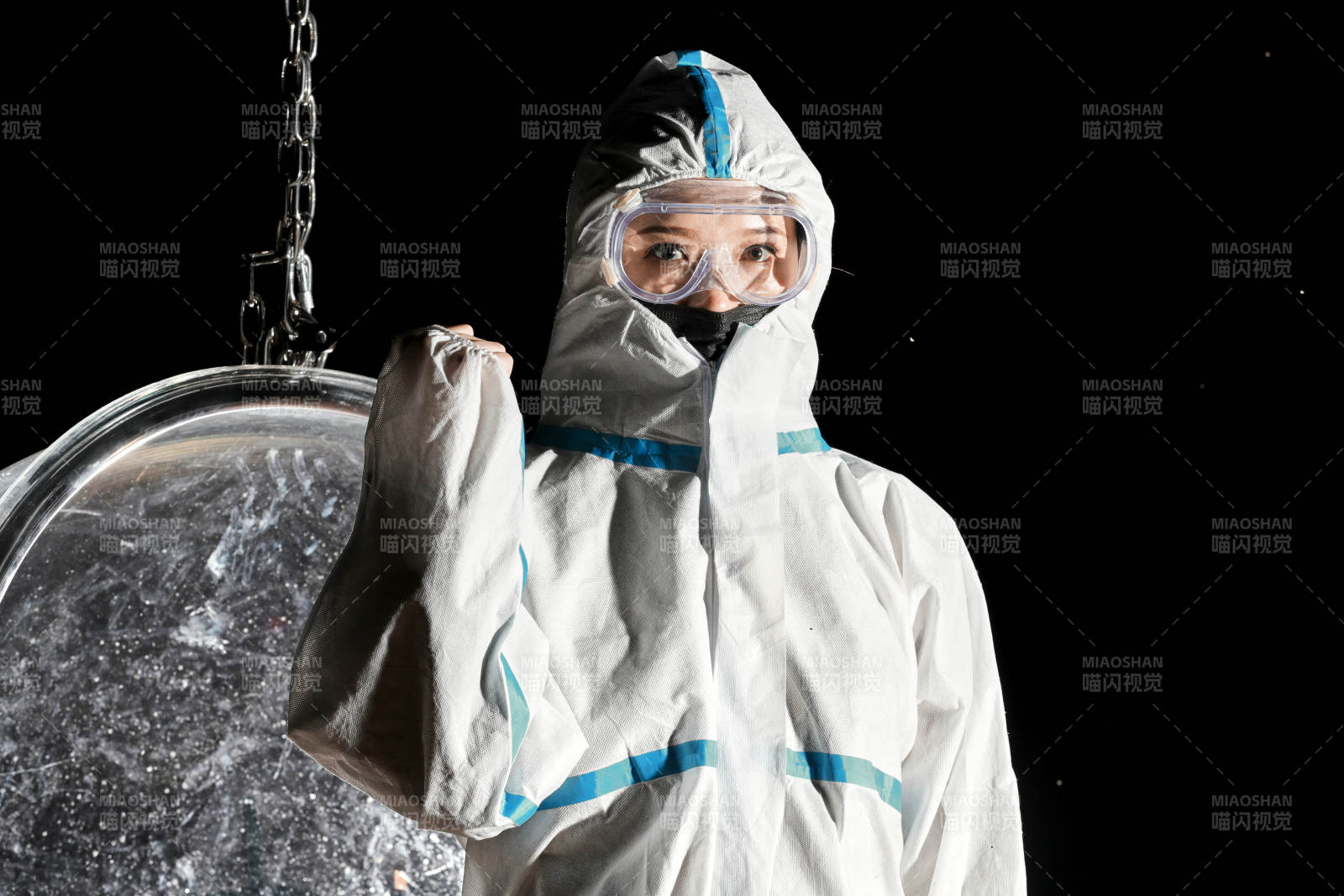 穿白色防護服佩戴護目鏡口罩的女性防護人員