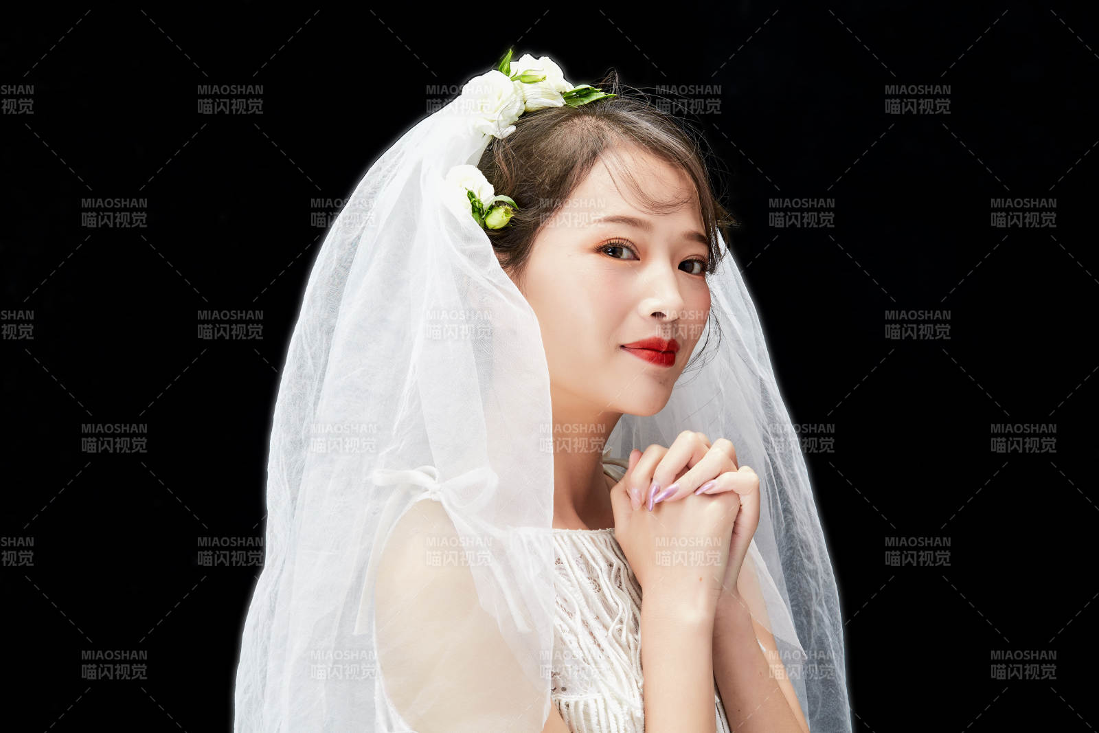 黑色背景下的美妝新娘彩妝人像