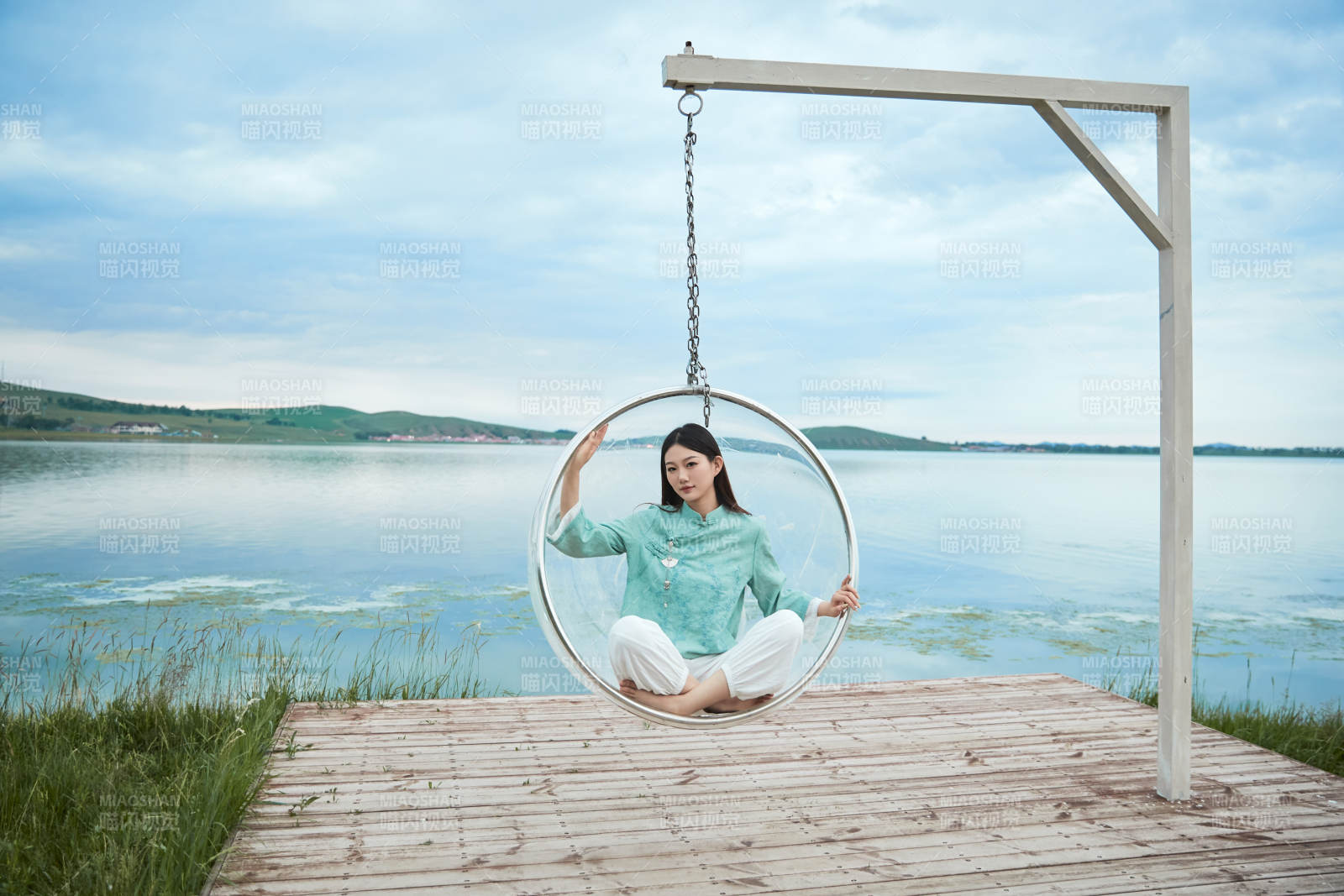 草原湖畔打卡點游玩拍照的亞洲少女