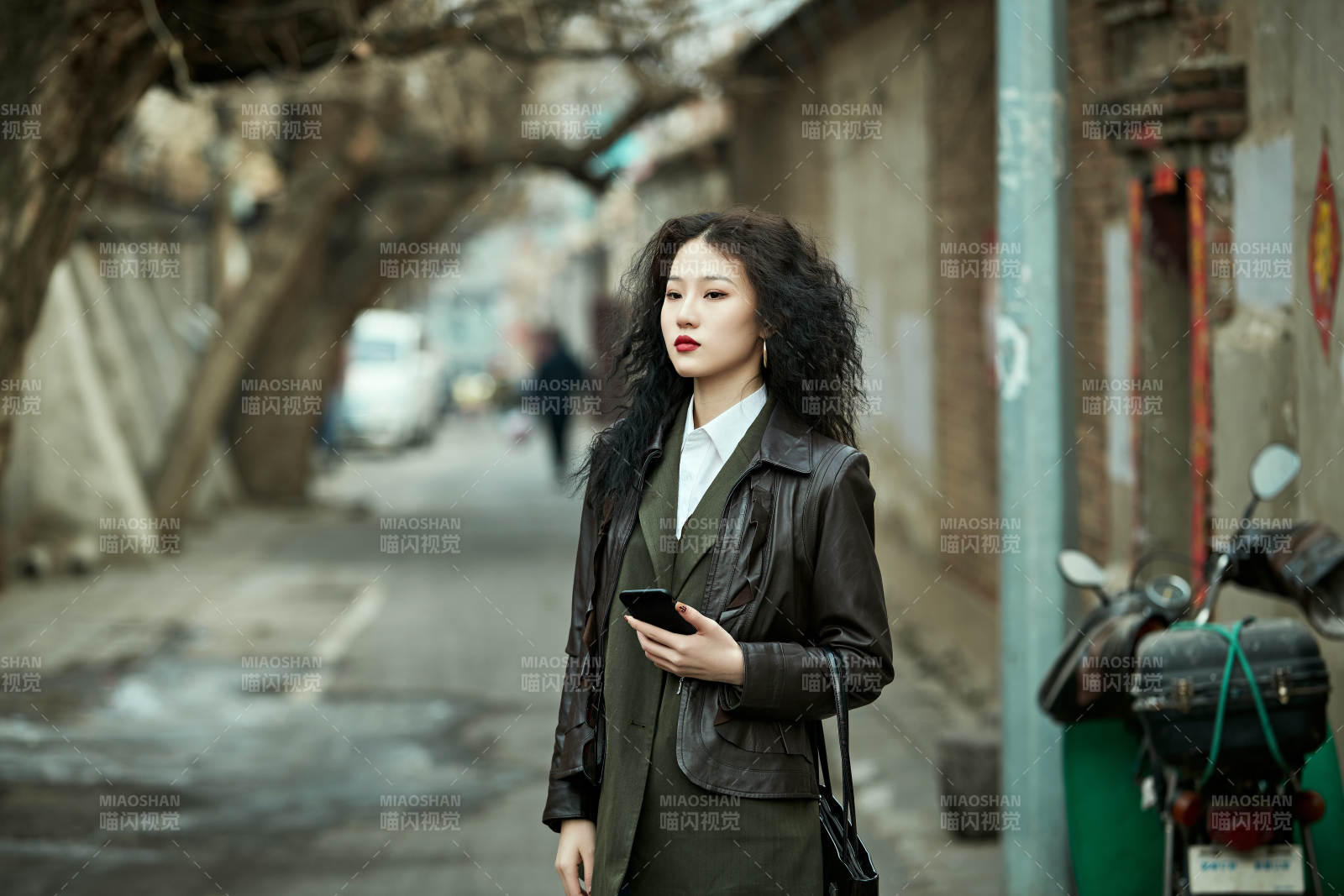 老舊城區(qū)里穿著復(fù)古港風(fēng)的美麗清純少女