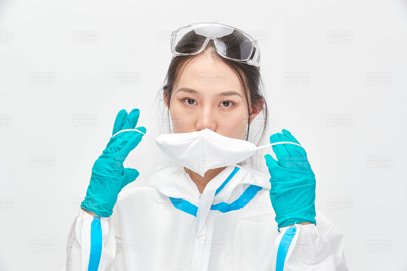 穿白色防護服佩戴護目鏡口罩的女性醫療人員