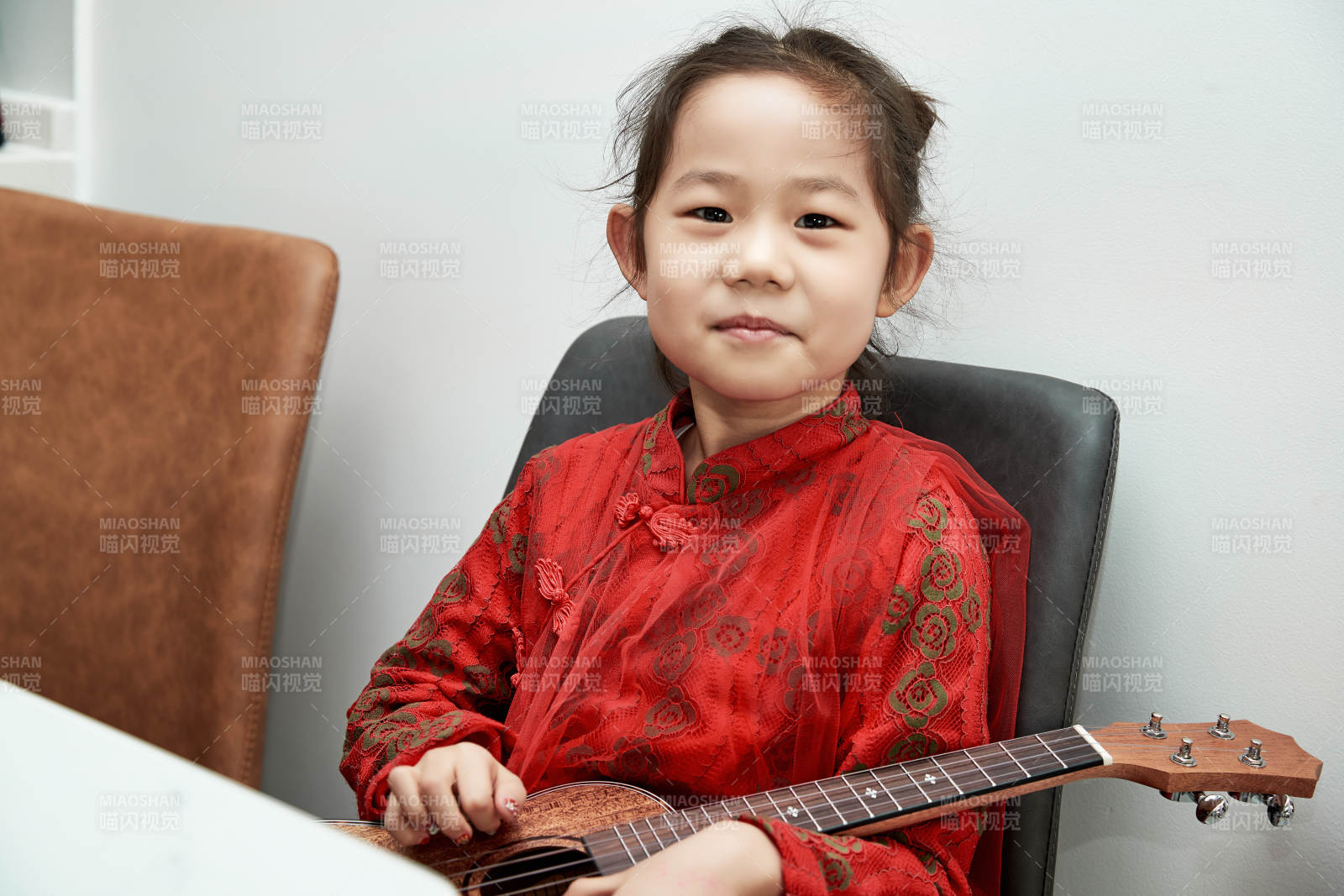 在家玩耍的亞洲小女孩