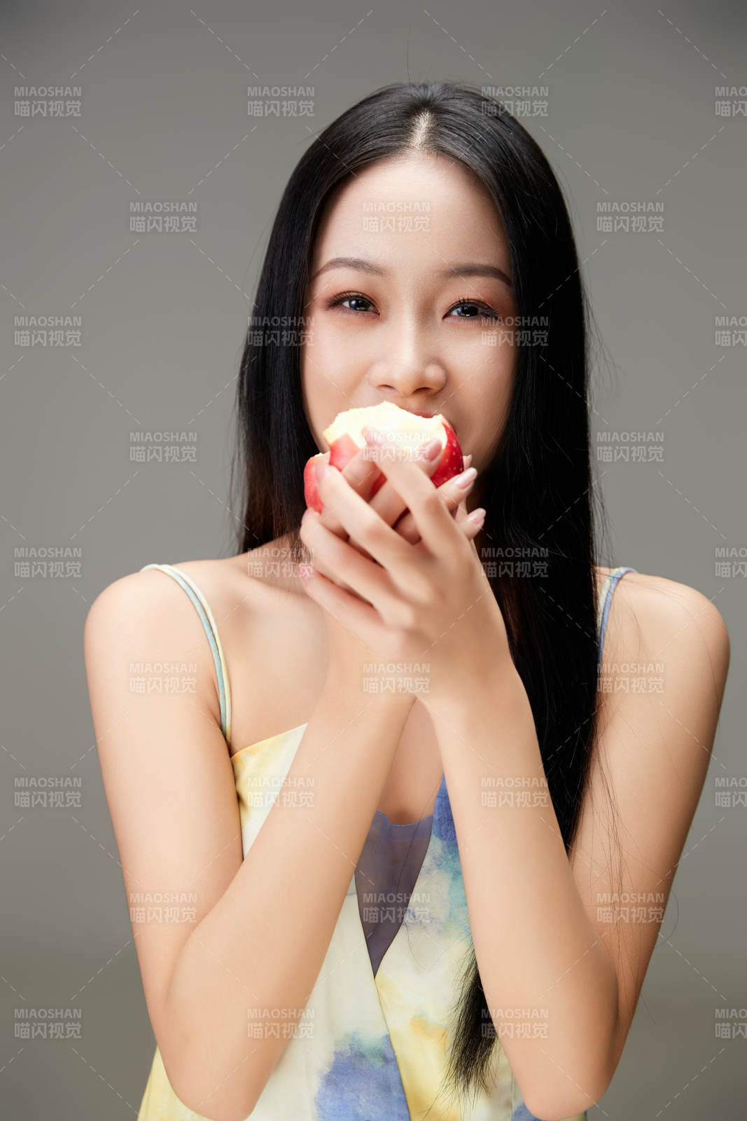 吃水果的亞洲東方長發(fā)少女