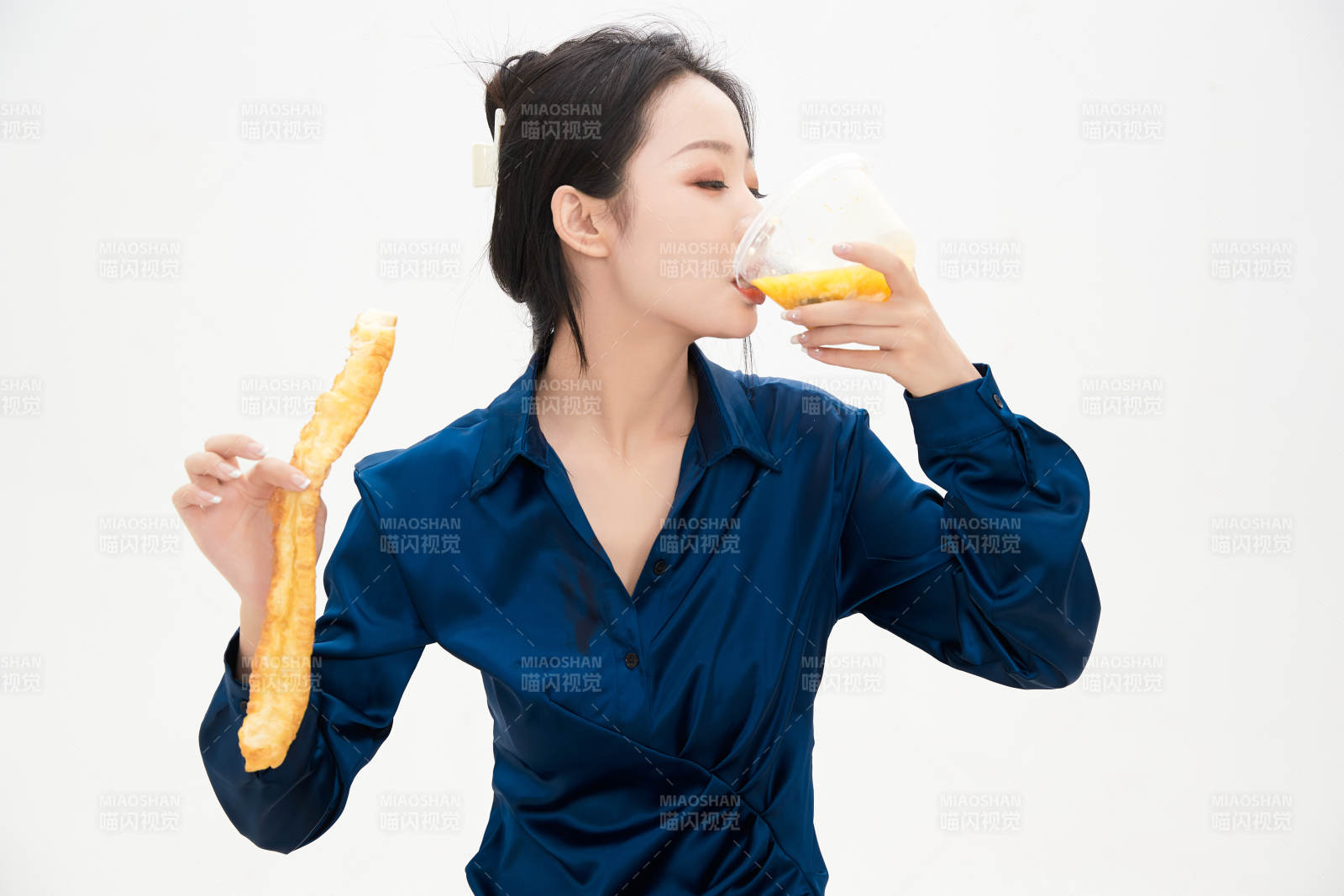 大吃特吃的亞洲可愛少女人像