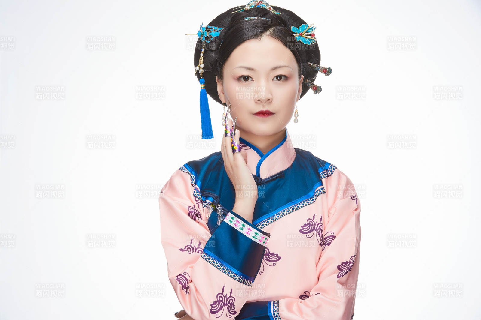 白色背景下的清代女性古裝造型清朝古裝