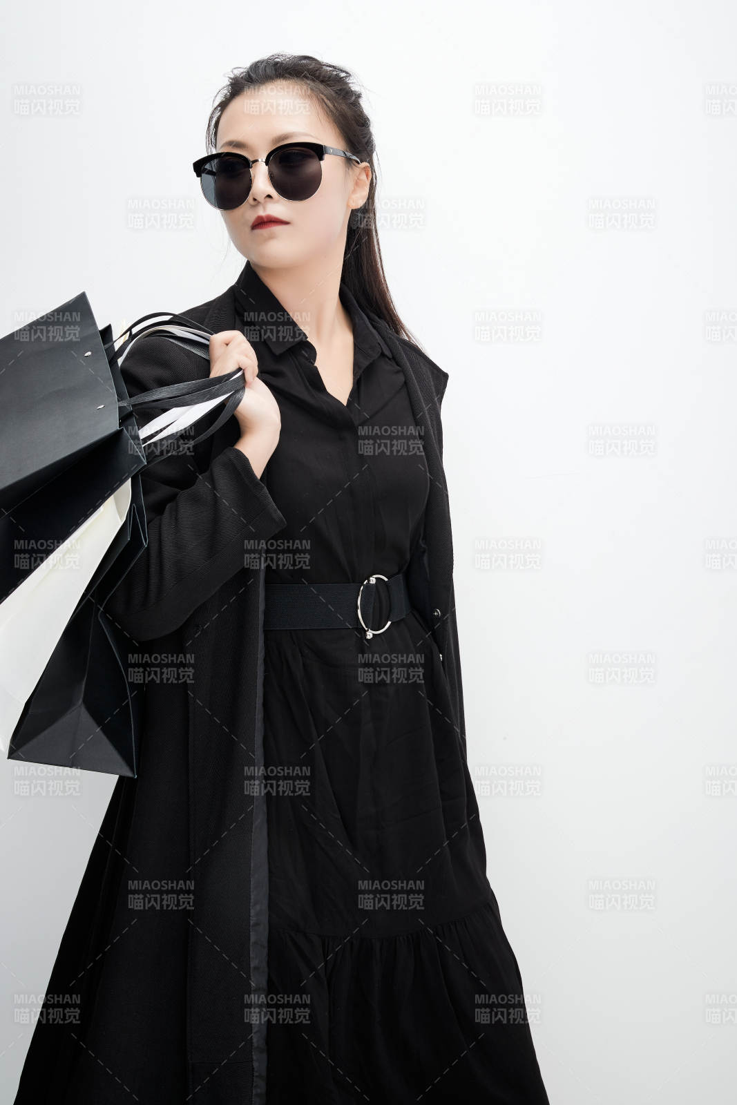 白色背景下手提購物袋時尚美麗的亞洲少女