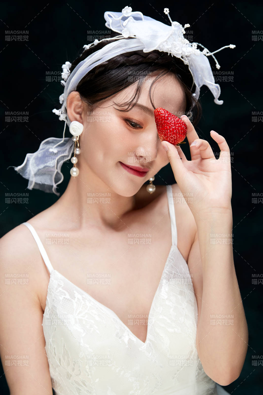 黑色背景下的女性復古婚紗妝面