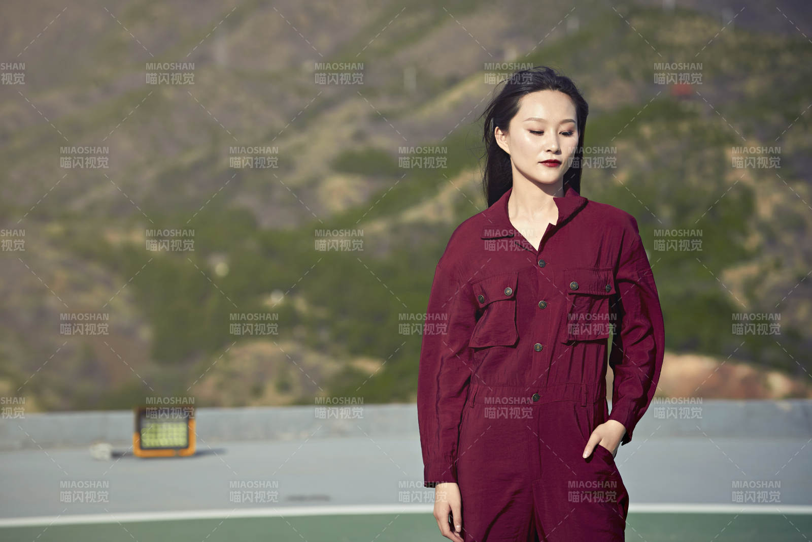 在樓頂停機坪的亞洲年輕女性