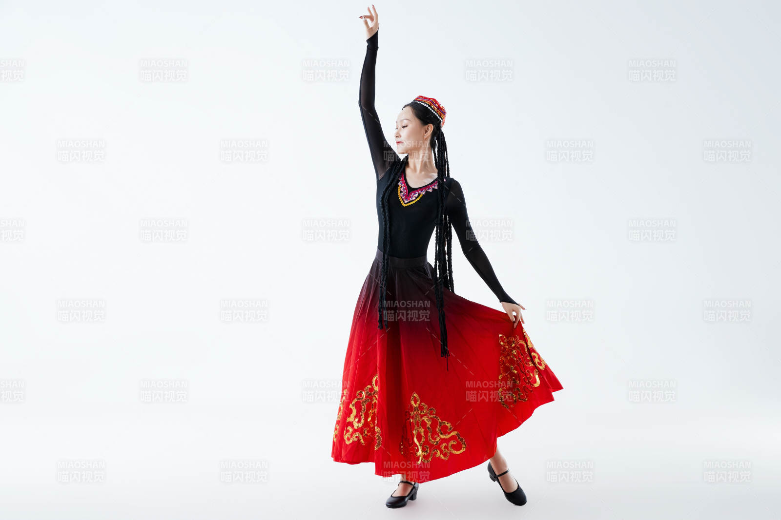 穿著新疆維吾爾族服飾跳舞的少女