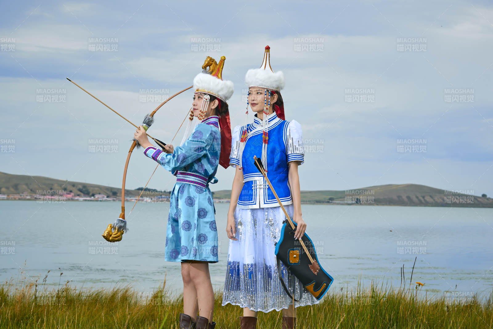 草原湖畔手持弓箭狩獵的蒙族小姐妹