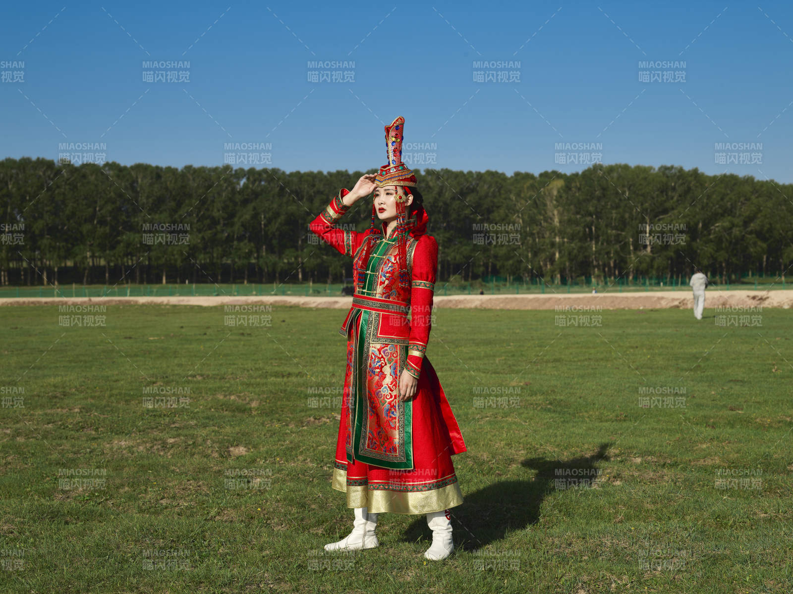 草原上穿著蒙古族傳統服飾的亞洲年輕美少女