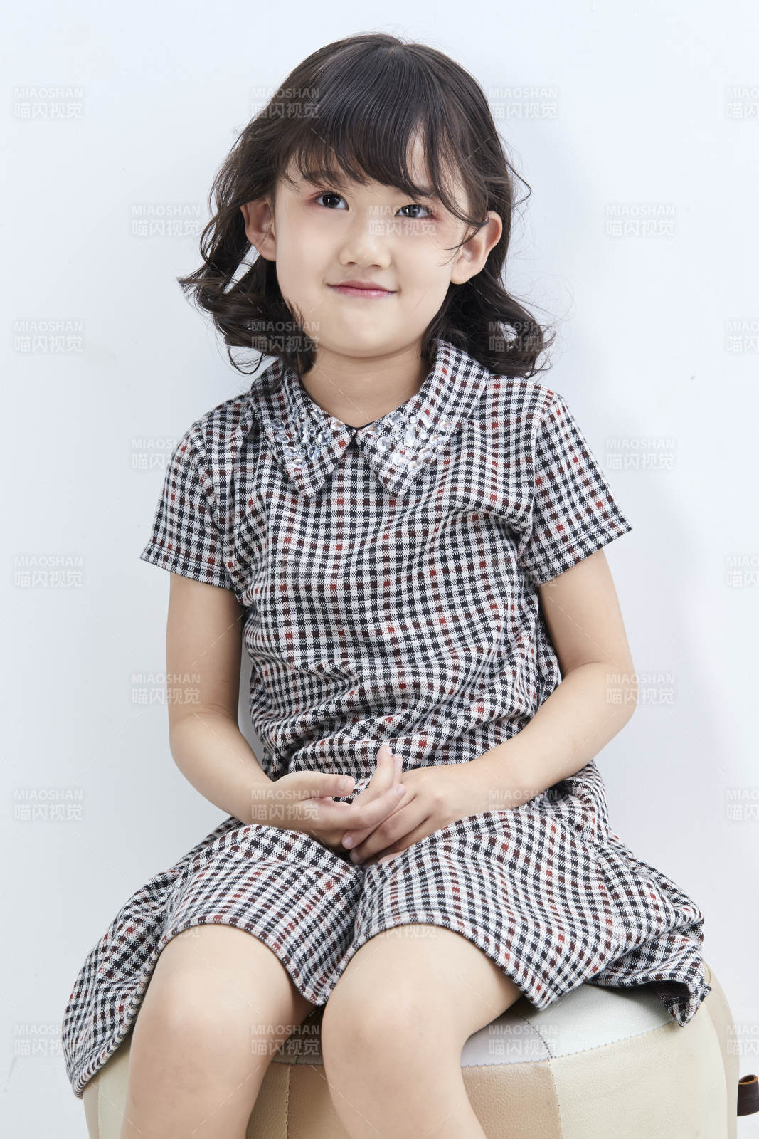 白色色背景的可愛的亞洲小女孩兒童