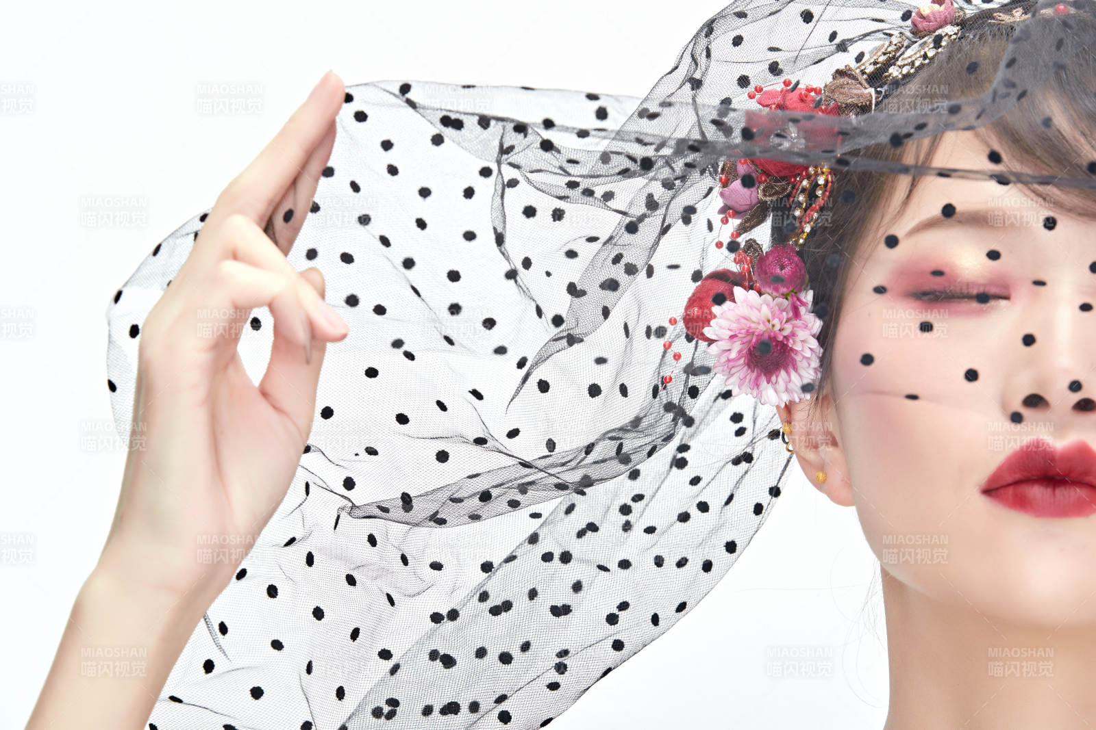 白色背景下的新娘彩妝美女人像