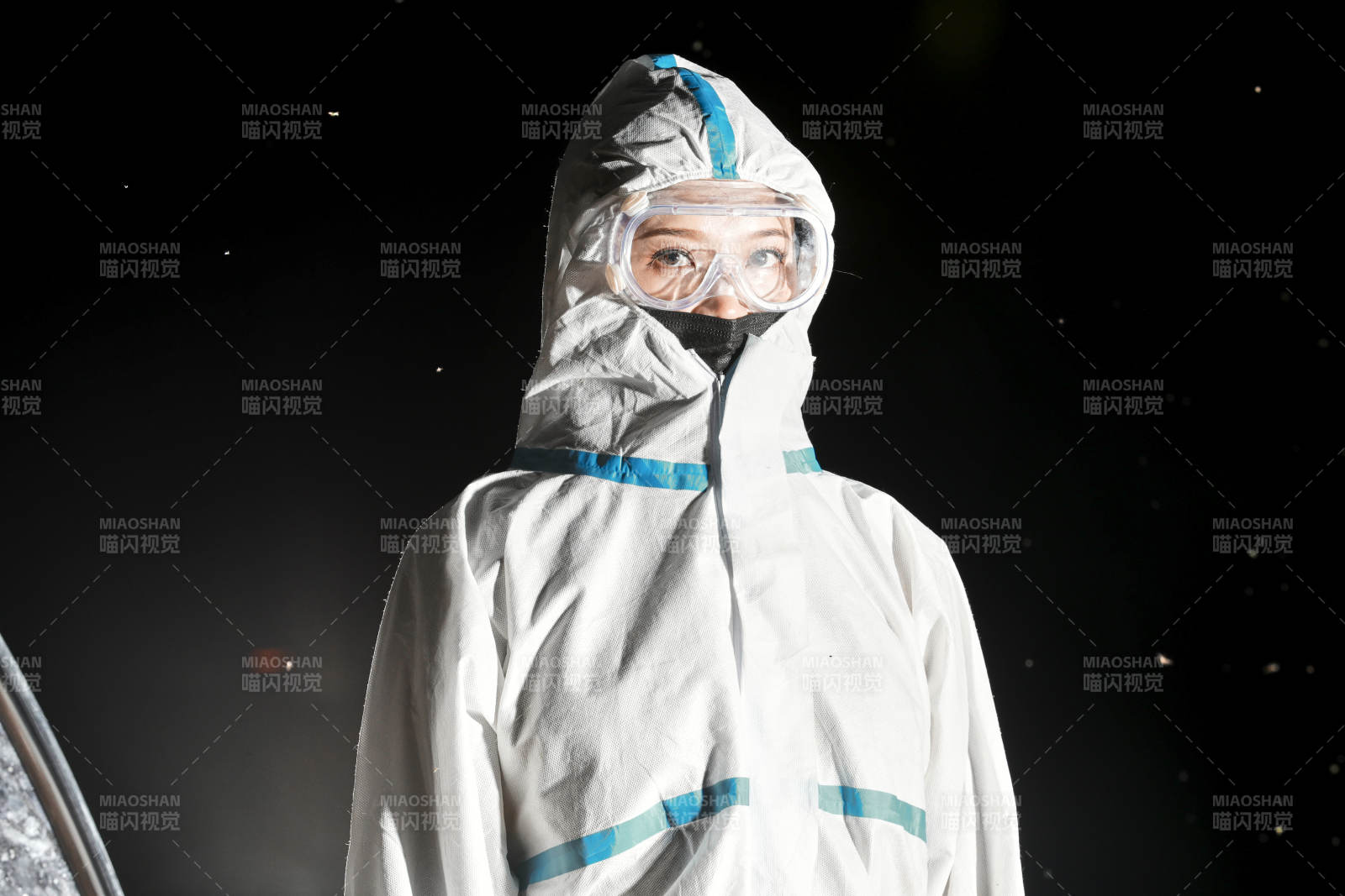 穿白色防護服佩戴護目鏡口罩的女性防護人員