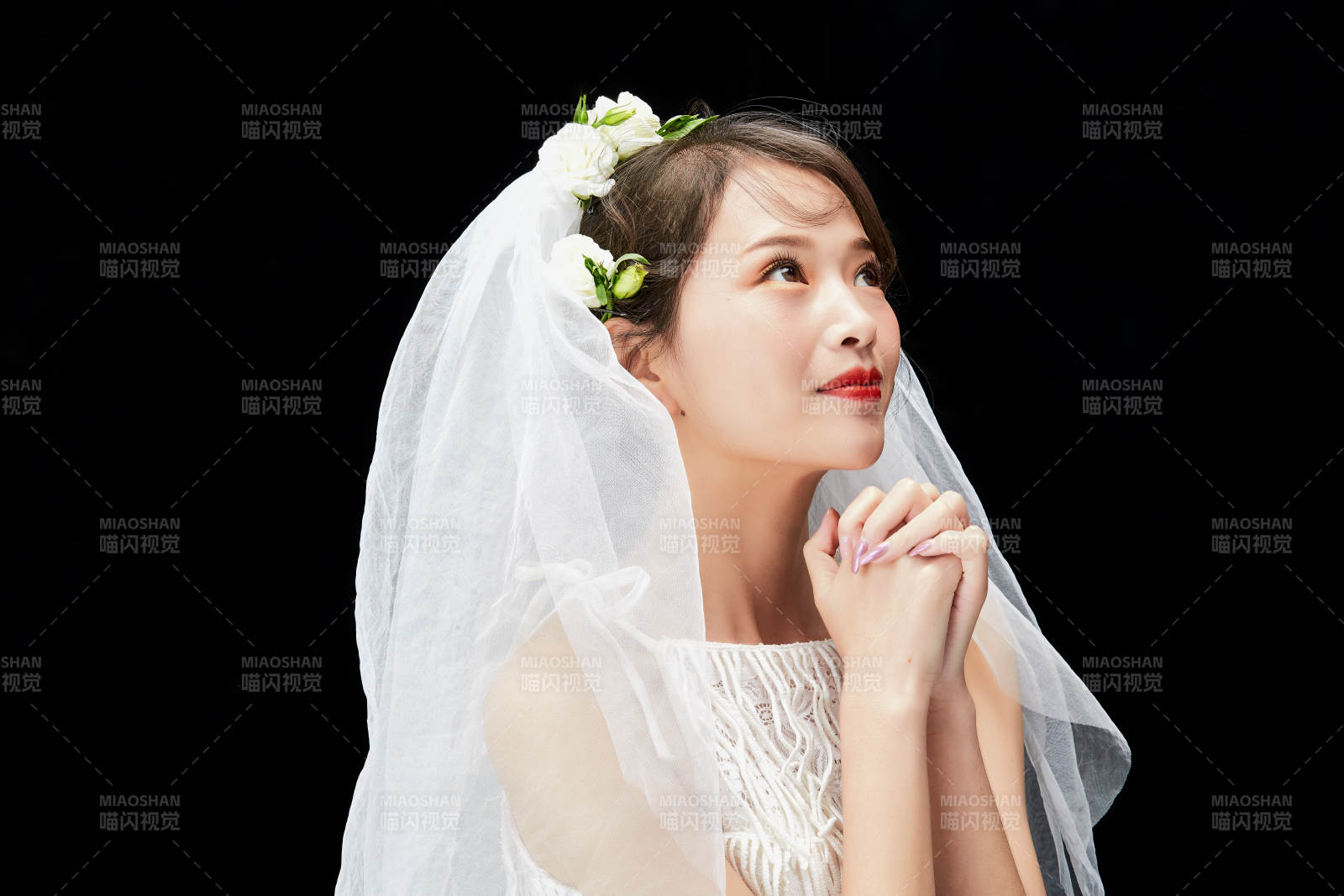 黑色背景下的美妝新娘彩妝人像