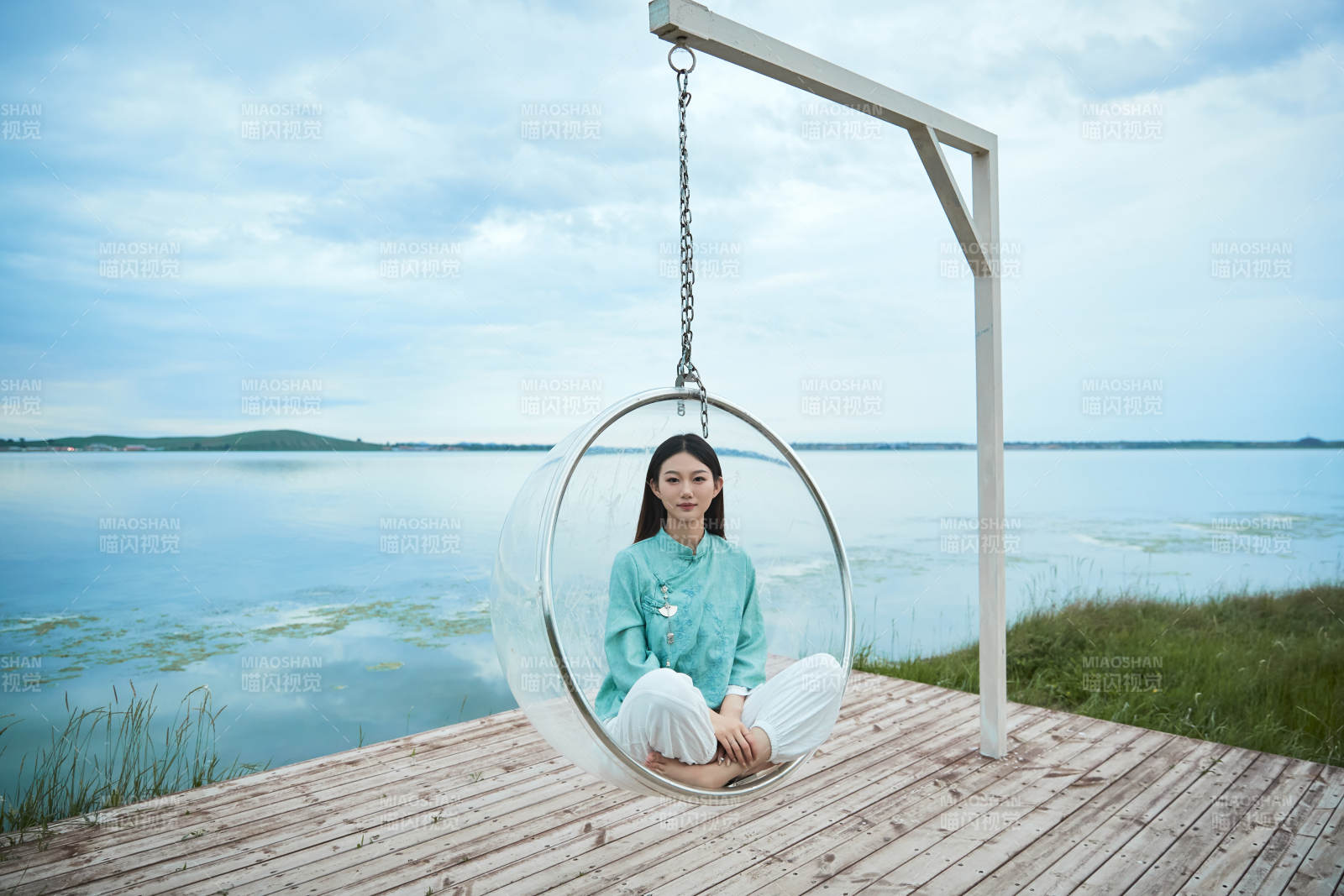 草原湖畔打卡點(diǎn)游玩拍照的亞洲少女