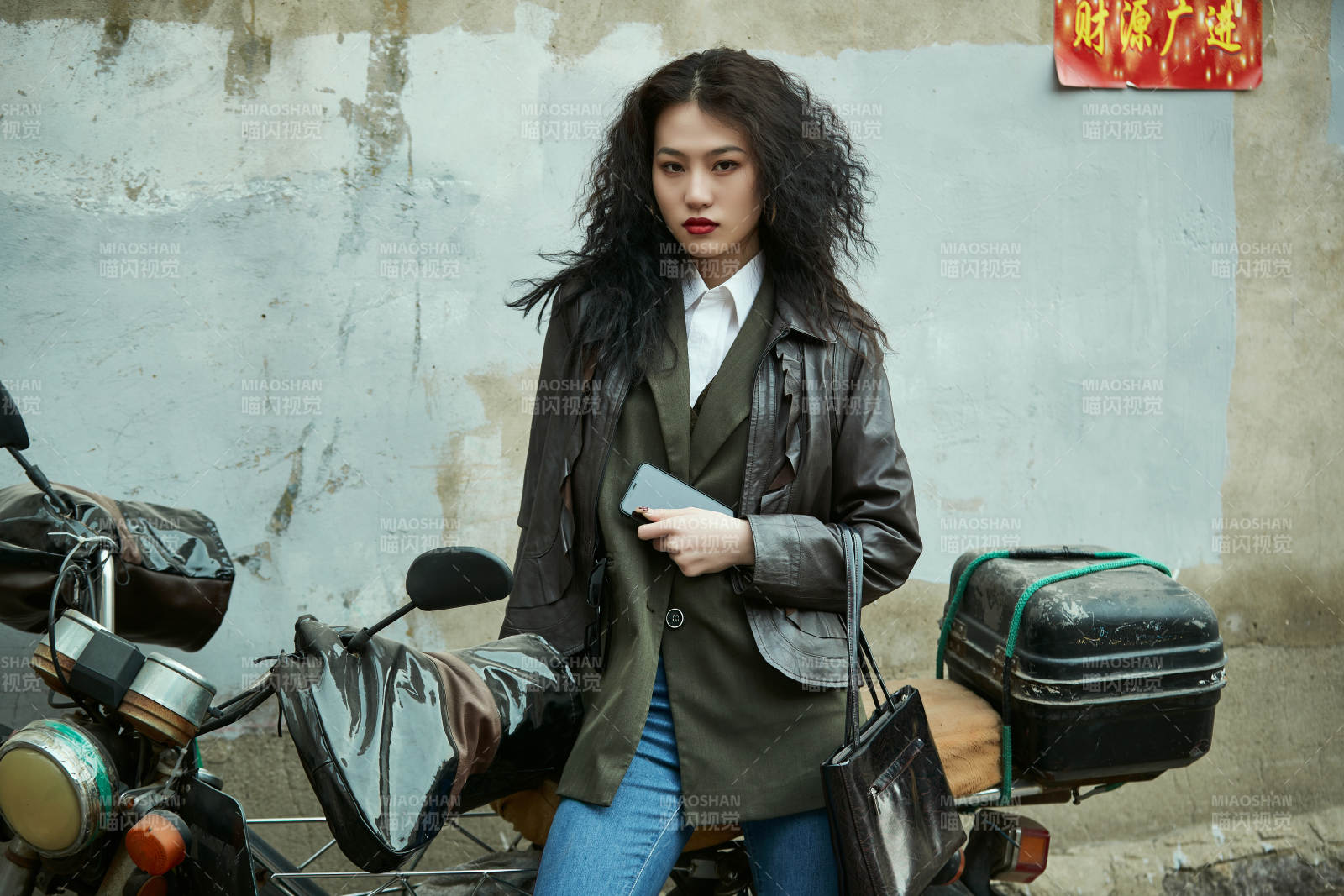 老舊城區里穿著復古港風的美麗清純少女