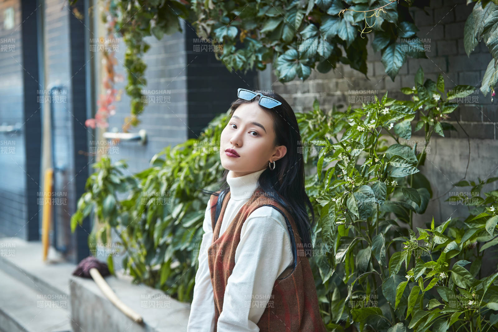 老舊城區(qū)里穿著復(fù)古港風(fēng)的美麗清純少女