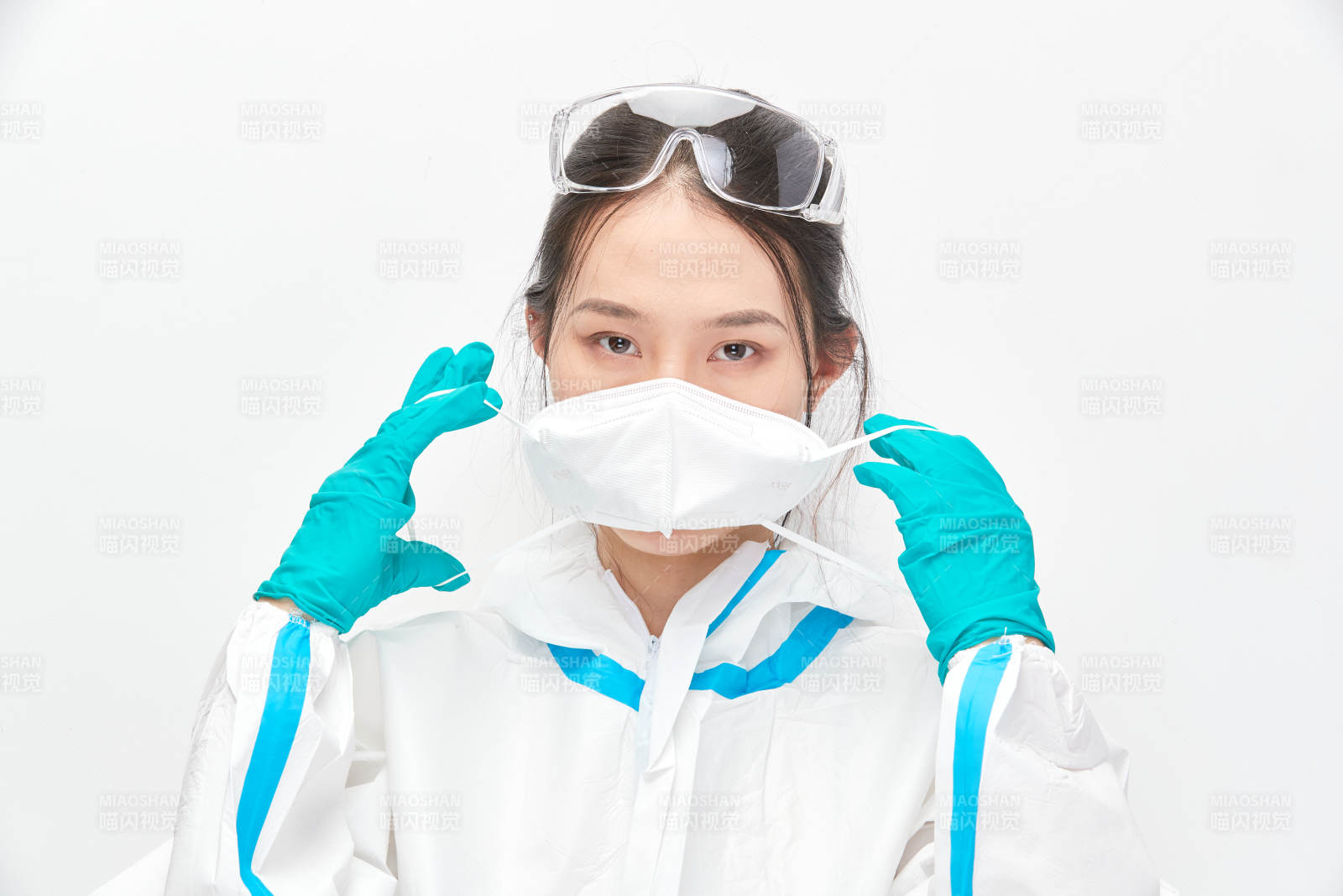 穿白色防護服佩戴護目鏡口罩的女性醫療人員