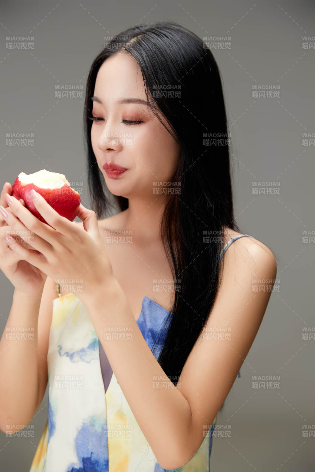 吃水果的亞洲東方長發(fā)少女