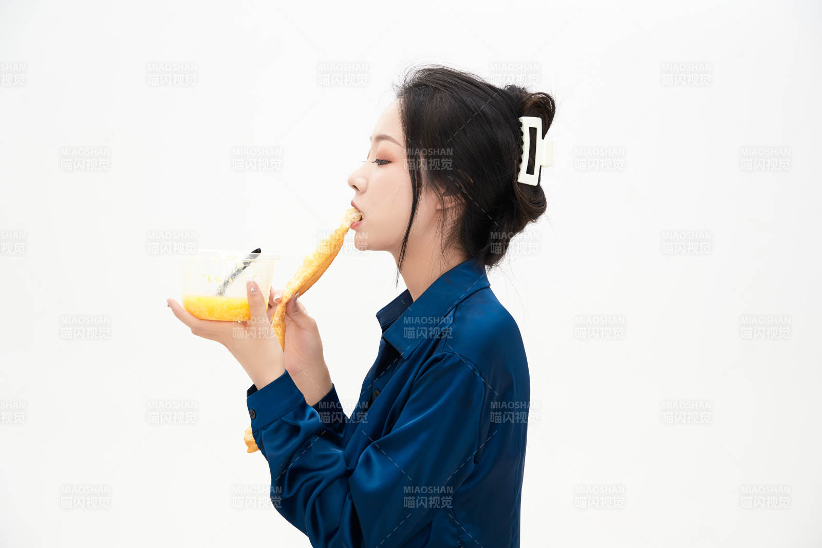 大吃特吃的亞洲可愛(ài)少女人像