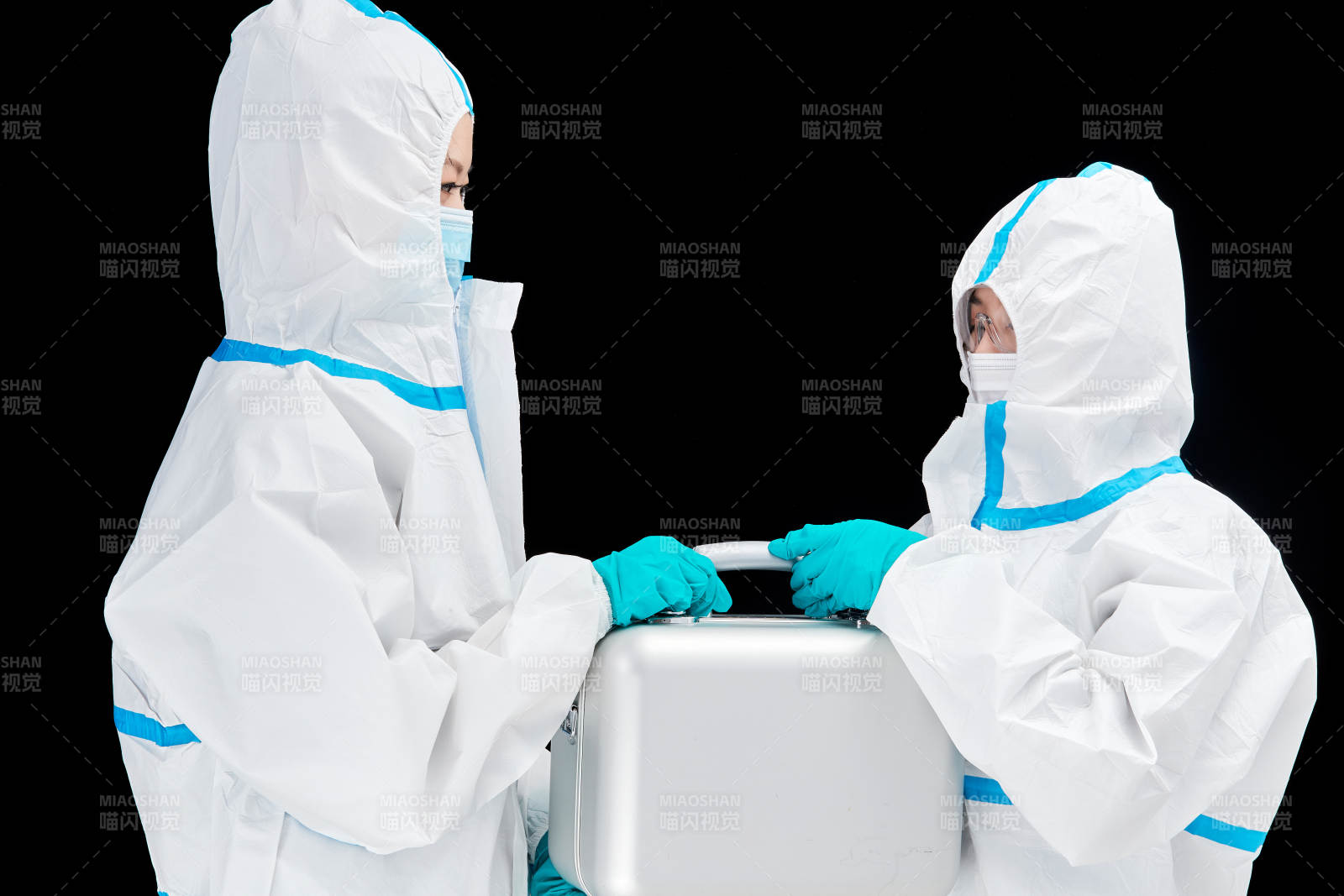 穿白色防護服佩戴護目鏡口罩的防疫人員