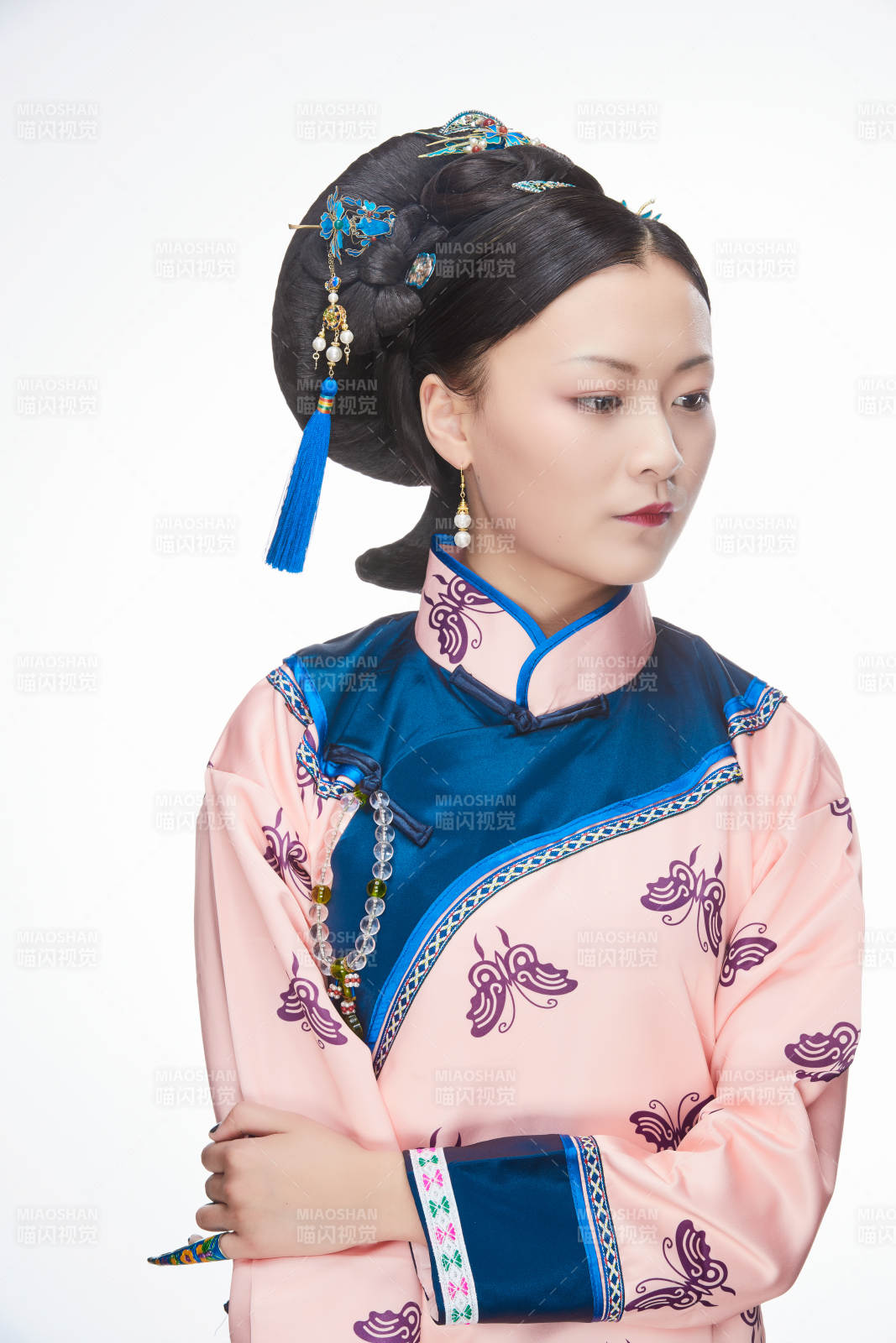 白色背景下的清代女性古裝造型清朝古裝