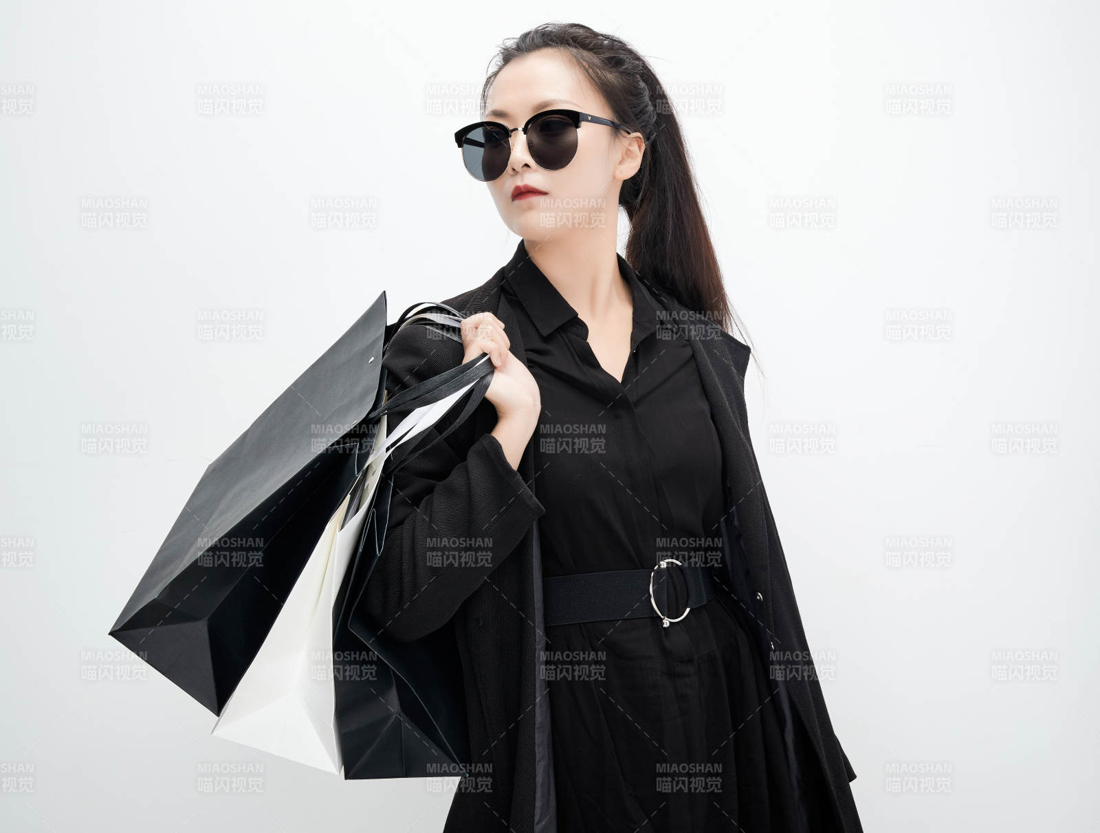 白色背景下手提購物袋時尚美麗的亞洲少女