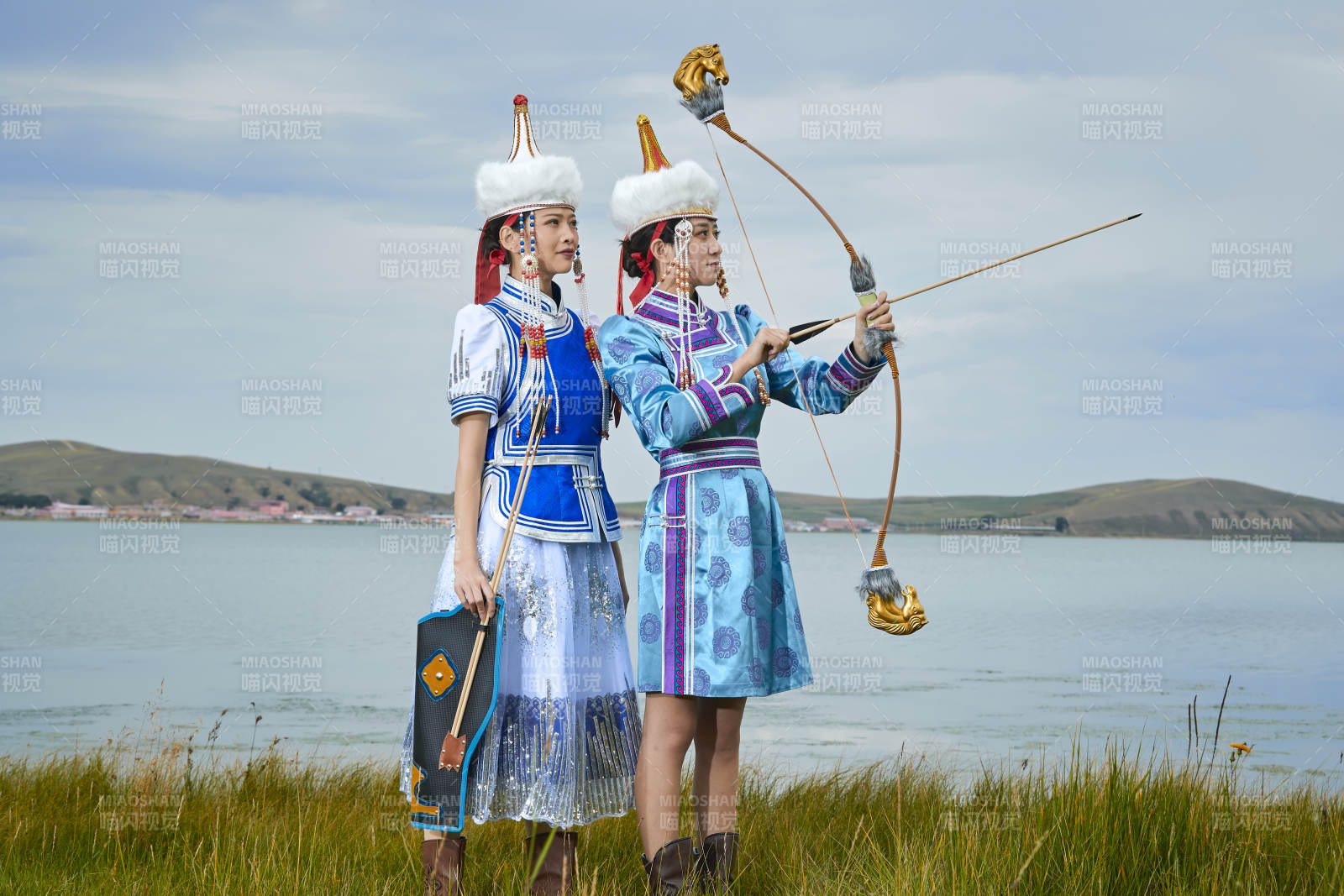 草原湖畔手持弓箭狩獵的蒙族小姐妹