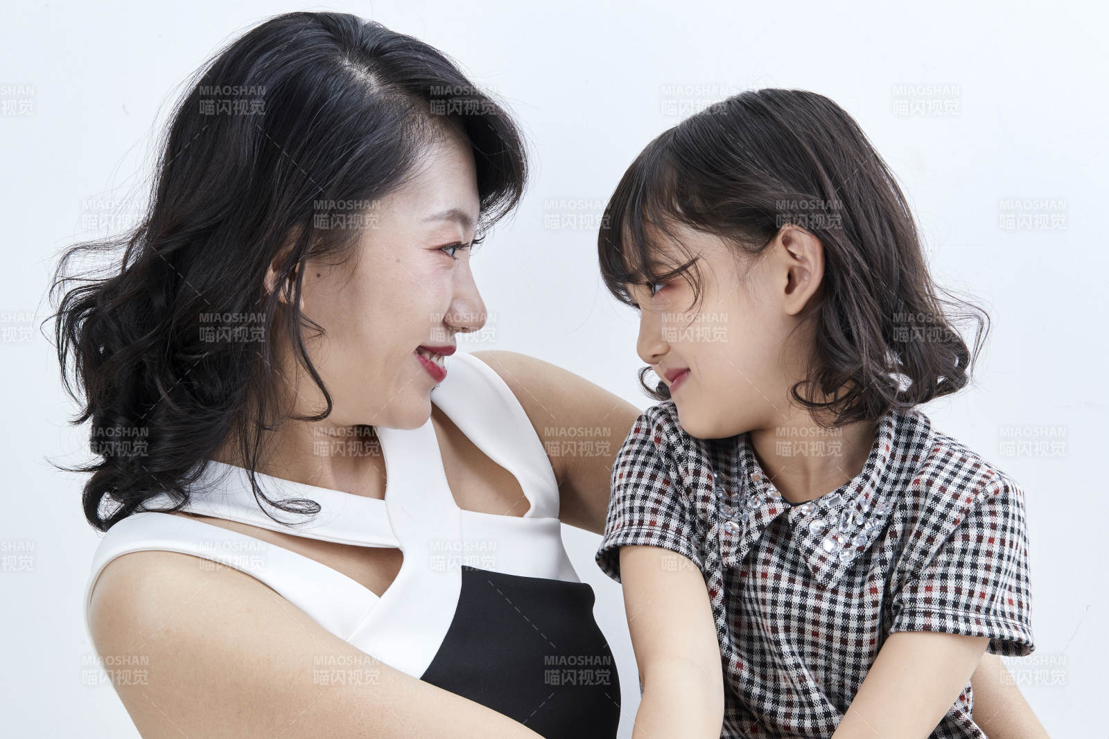 白色背景的美麗媽媽與可愛女兒親子人像