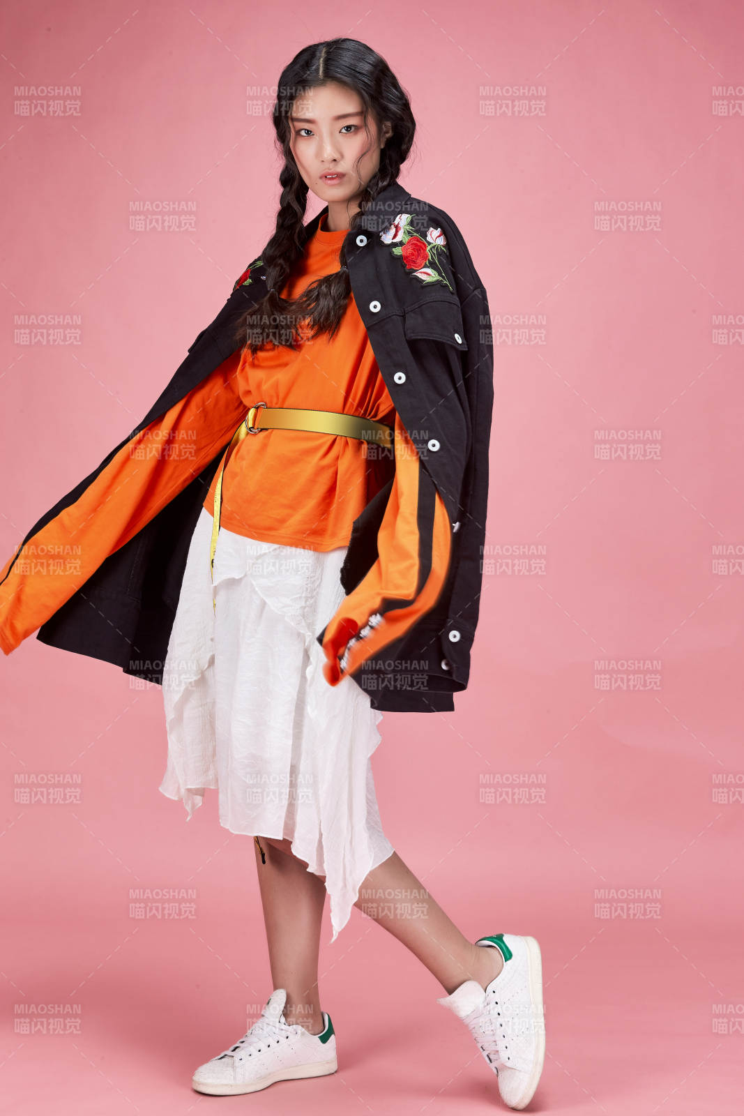 攝影棚拍攝的時尚亞洲女性模特