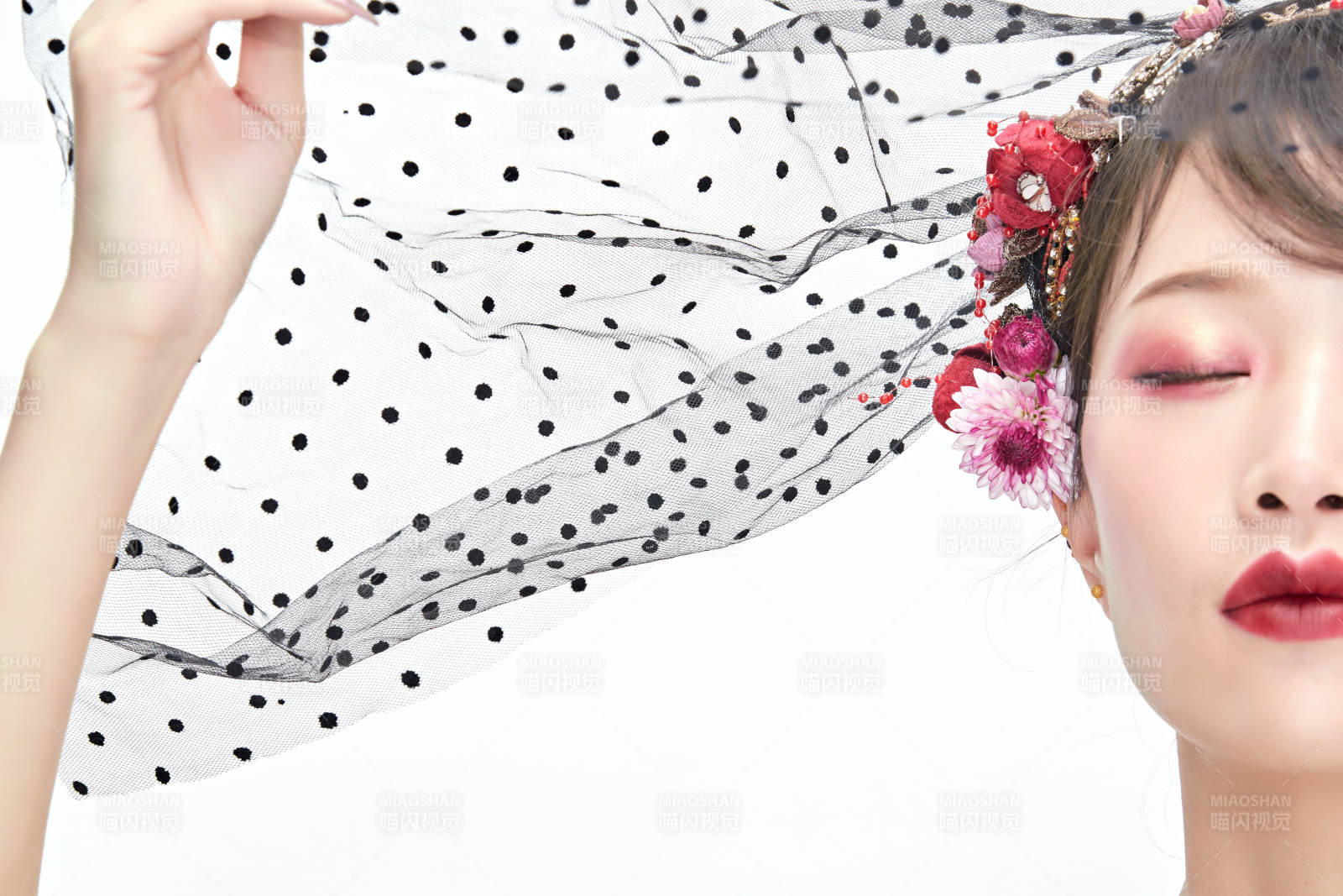 白色背景下的新娘彩妝美女人像