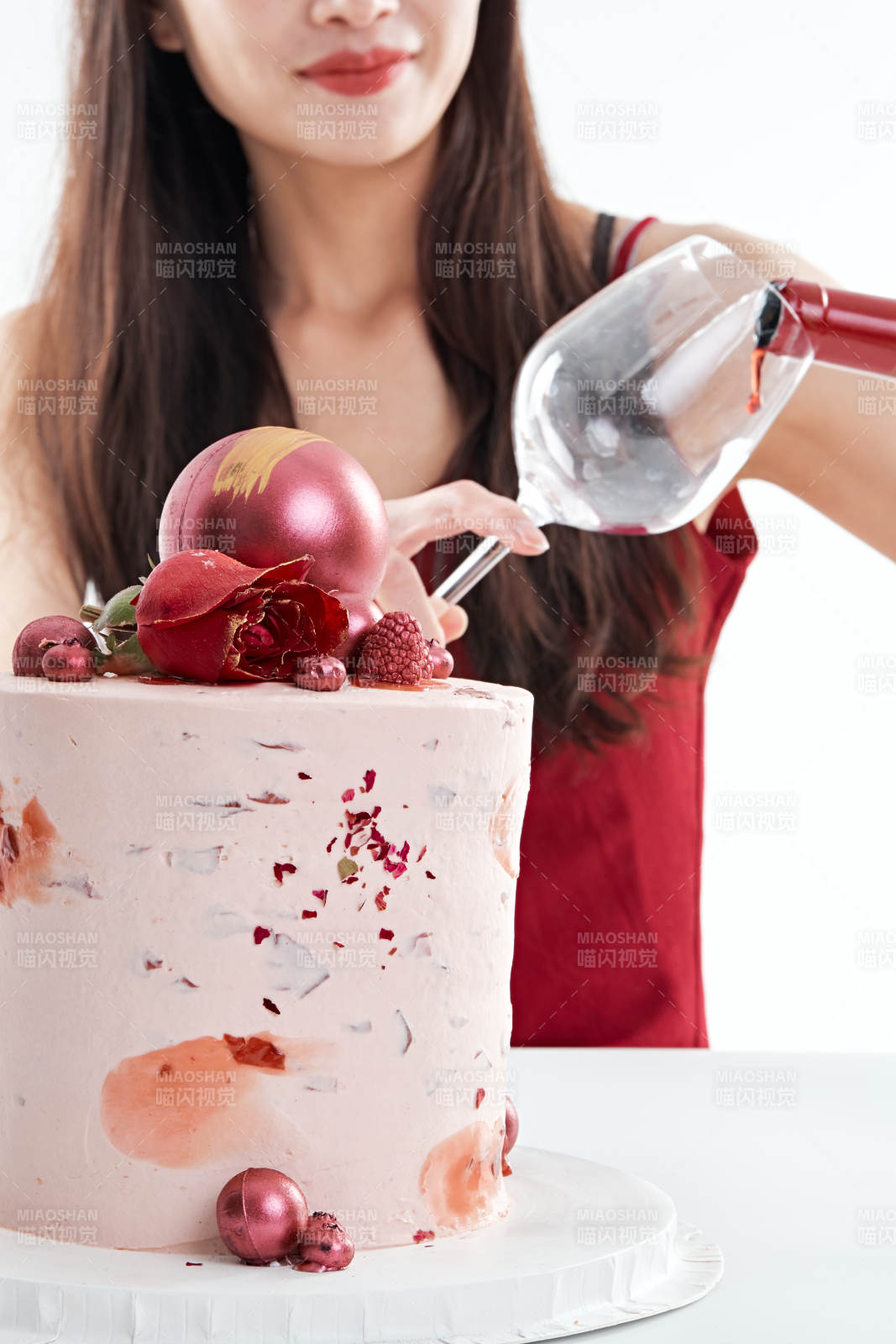 喝紅酒品嘗蛋糕的年輕女性