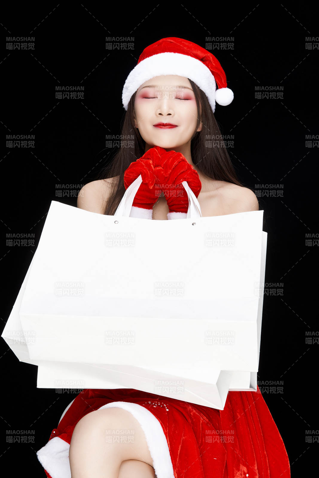 身穿圣誕服飾手提購(gòu)物袋性感可愛(ài)的圣誕女郎