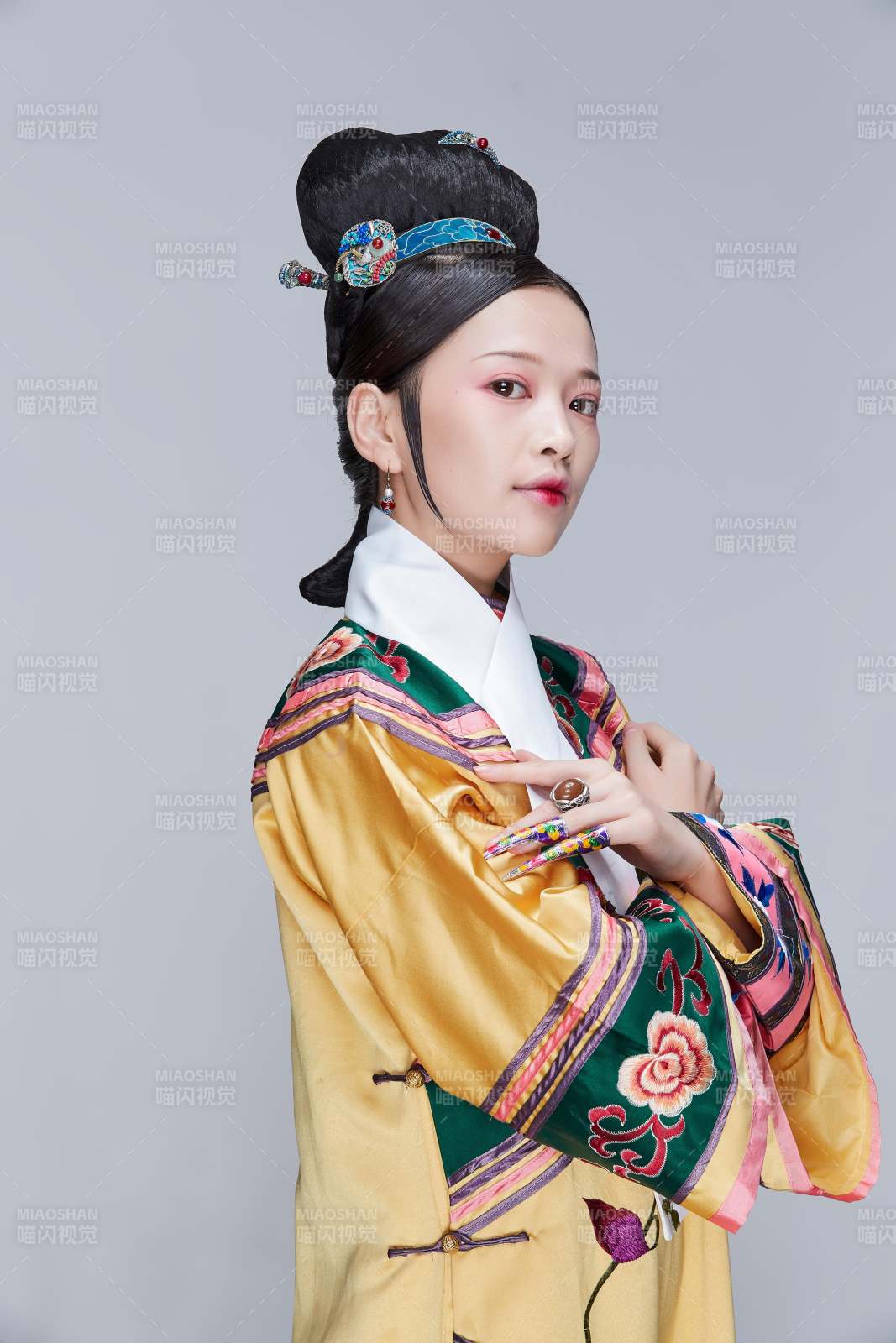 白色背景下的清代女性古裝造型清朝古裝