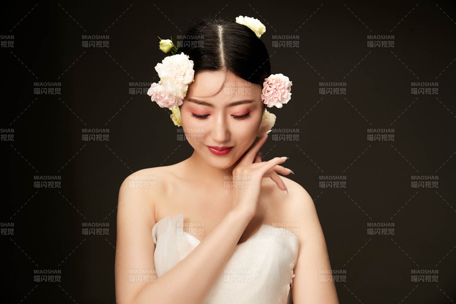 時(shí)尚亞洲女性婚紗妝面彩妝